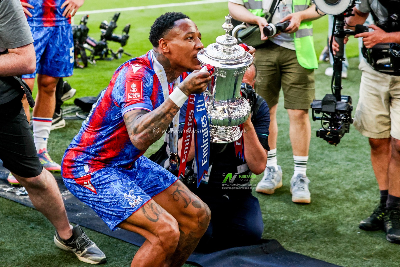 Nathaniel Clyne of Crystal Palace lifts the FA Cup in front of fans after the teams victory following the Emirates FA Cup Final match Crystal Palace vs Manchester City at Wembley Stadium, London, United Kingdom, 17th May 2025

(Photo by Alfie Cosgrove/News Images)