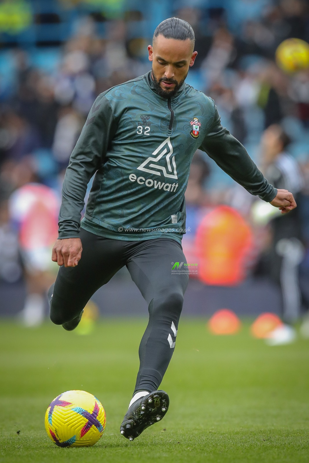 Theo Walcott #32 of Southampton during the pre match warm up ahead of the Premier League match Leeds United vs Southampton at Elland Road, Leeds, United Kingdom, 25th February 2023

(Photo by James Heaton/News Images)