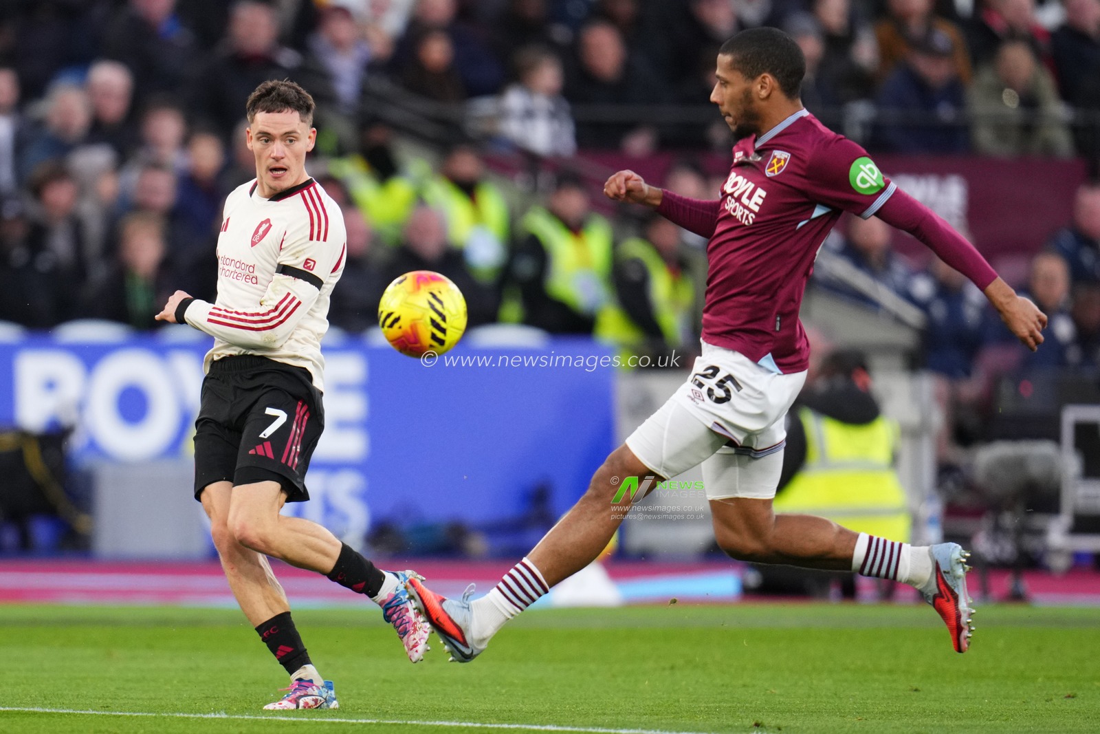 Florian Wirtz of Liverpool attempts cross during the Premier League match West Ham United vs Liverpool at London Stadium, London, United Kingdom, 30th November 2025

(Photo by Harvey Murphy/News Images)

*** GER AUT SUI OUT ***