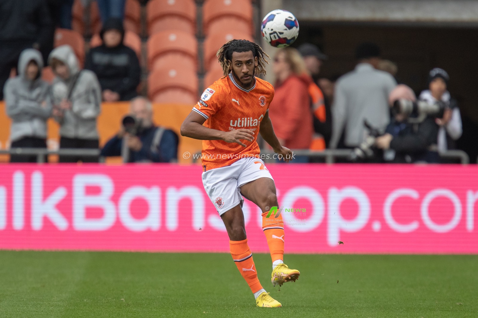 Dominic Thompson #23 of Blackpool on the ball during the Sky Bet Championship match Blackpool vs Norwich City at Bloomfield Road, Blackpool, United Kingdom, 1st October 2022

(Photo by James Heaton/News Images)