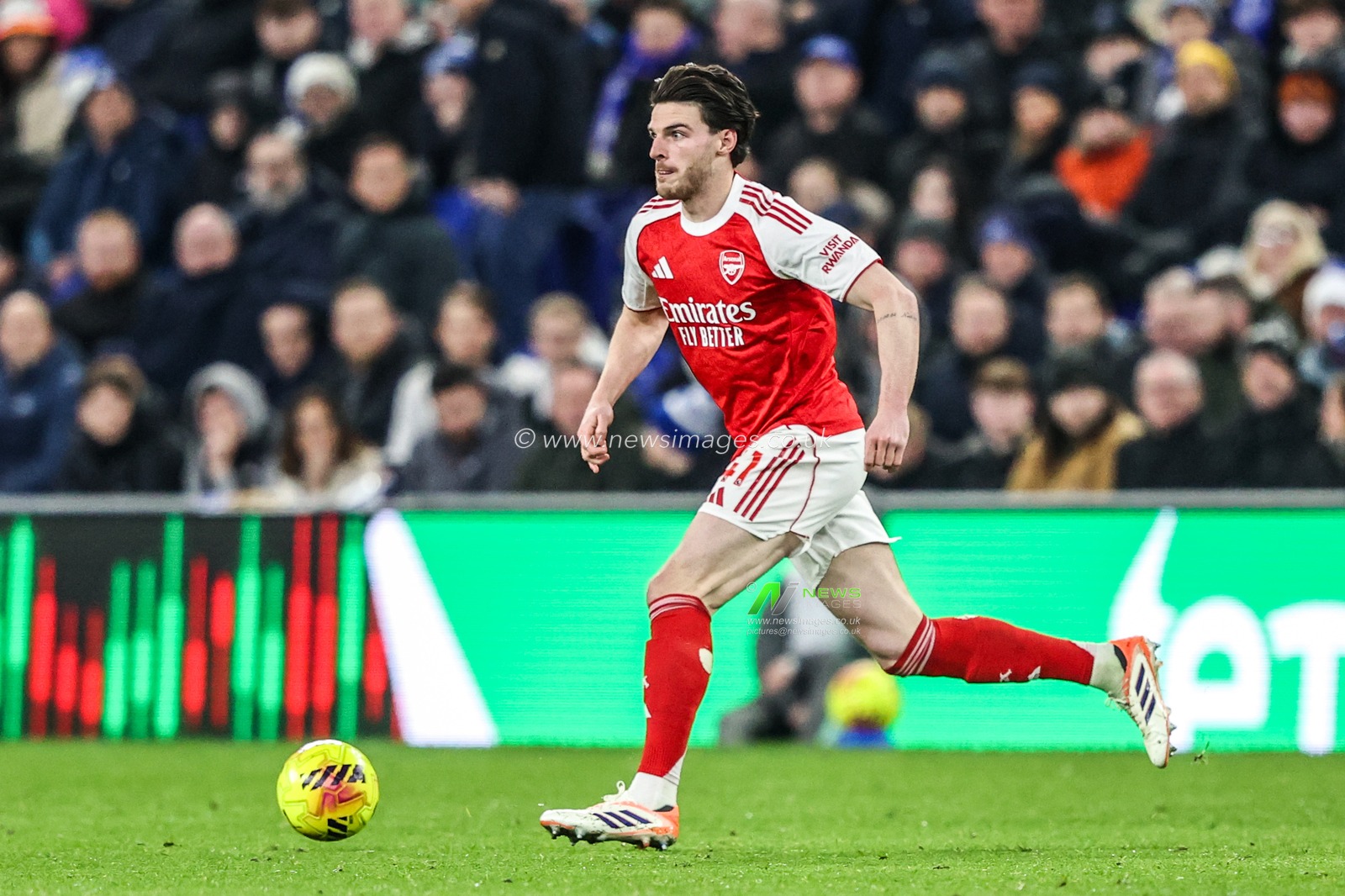 Declan Rice of Arsenal breaks with the ball during the Premier League match Everton vs Arsenal at Hill Dickinson Stadium, Liverpool, United Kingdom, 20th December 2025

(Photo by Alfie Cosgrove/News Images)

*** GER AUT SUI OUT ***