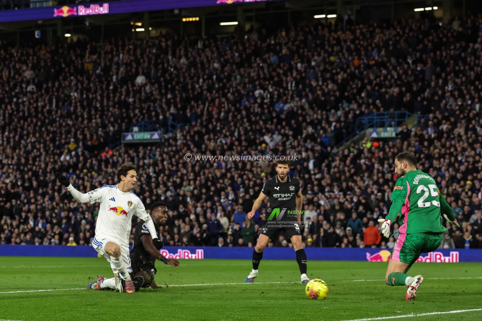 Brenden Aaronson of Leeds United shoots on goal during the Premier League match Leeds United vs Manchester City at Elland Road, Leeds, United Kingdom on 28 February 2026

(Photo by Mark Cosgrove/News Images)
