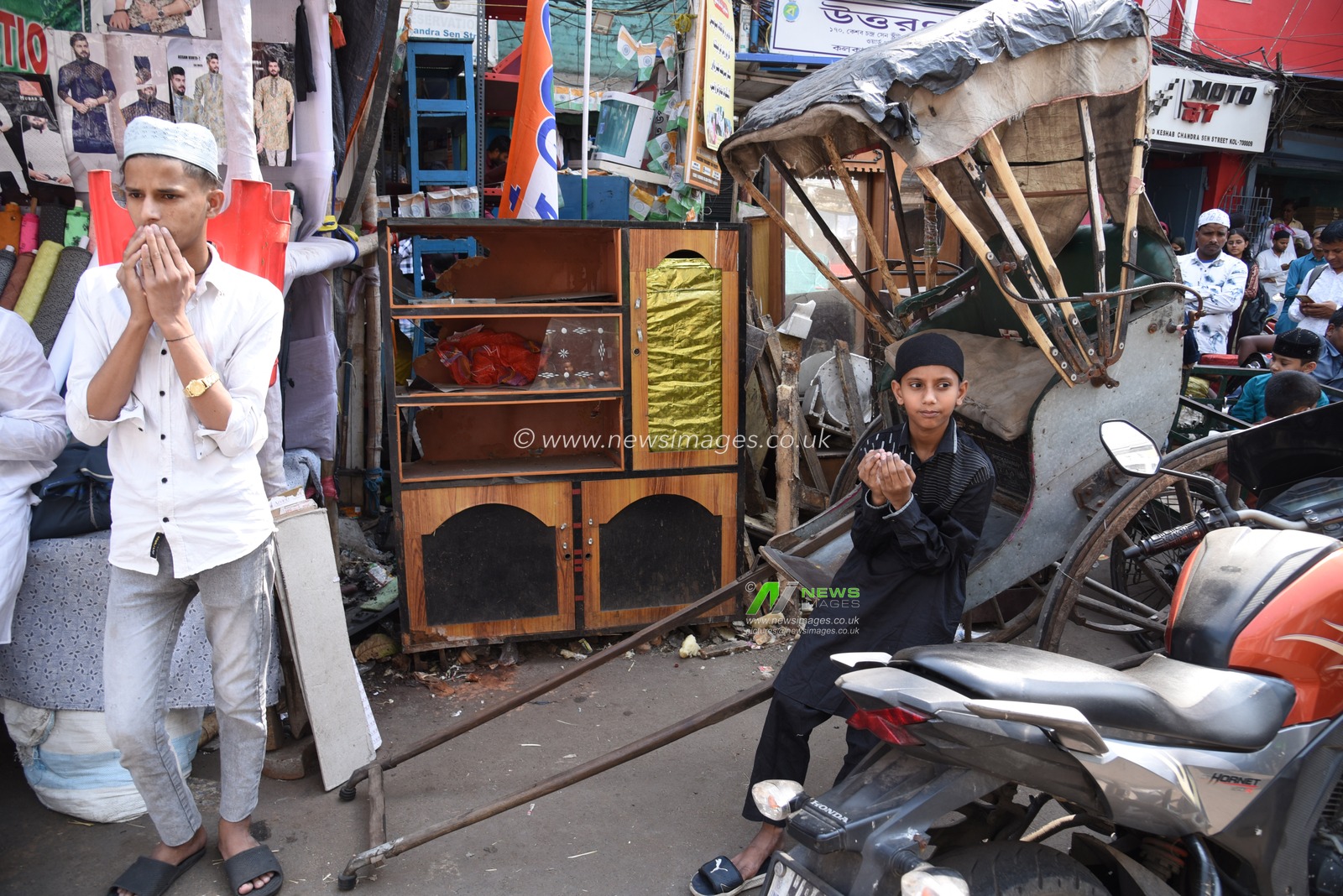 Indian Muslim devotees offer their last Friday noon prayers on the street during the Islamic holy fasting month of Ramadan in Kolkata,West Bengal State,India March 28,2025,Pictures by Debajyoti Chakraborty(Photo: Debajyoti Chakraborty/News Images)