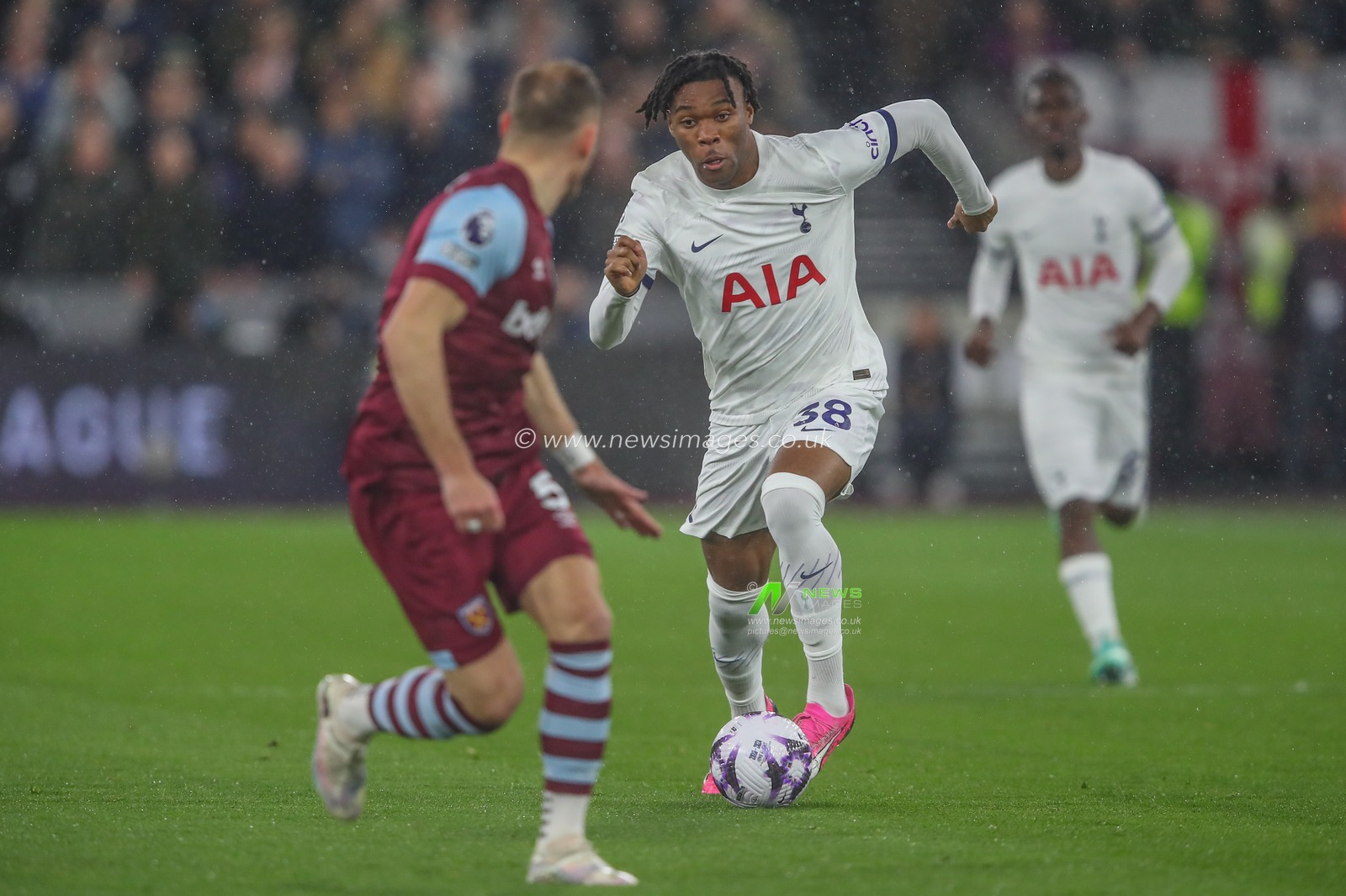 Destiny Udogie of Tottenham Hotspur breaks with the ball during the Premier League match West Ham United vs Tottenham Hotspur at London Stadium, London, United Kingdom, 2nd April 2024

(Photo by Gareth Evans/News Images)