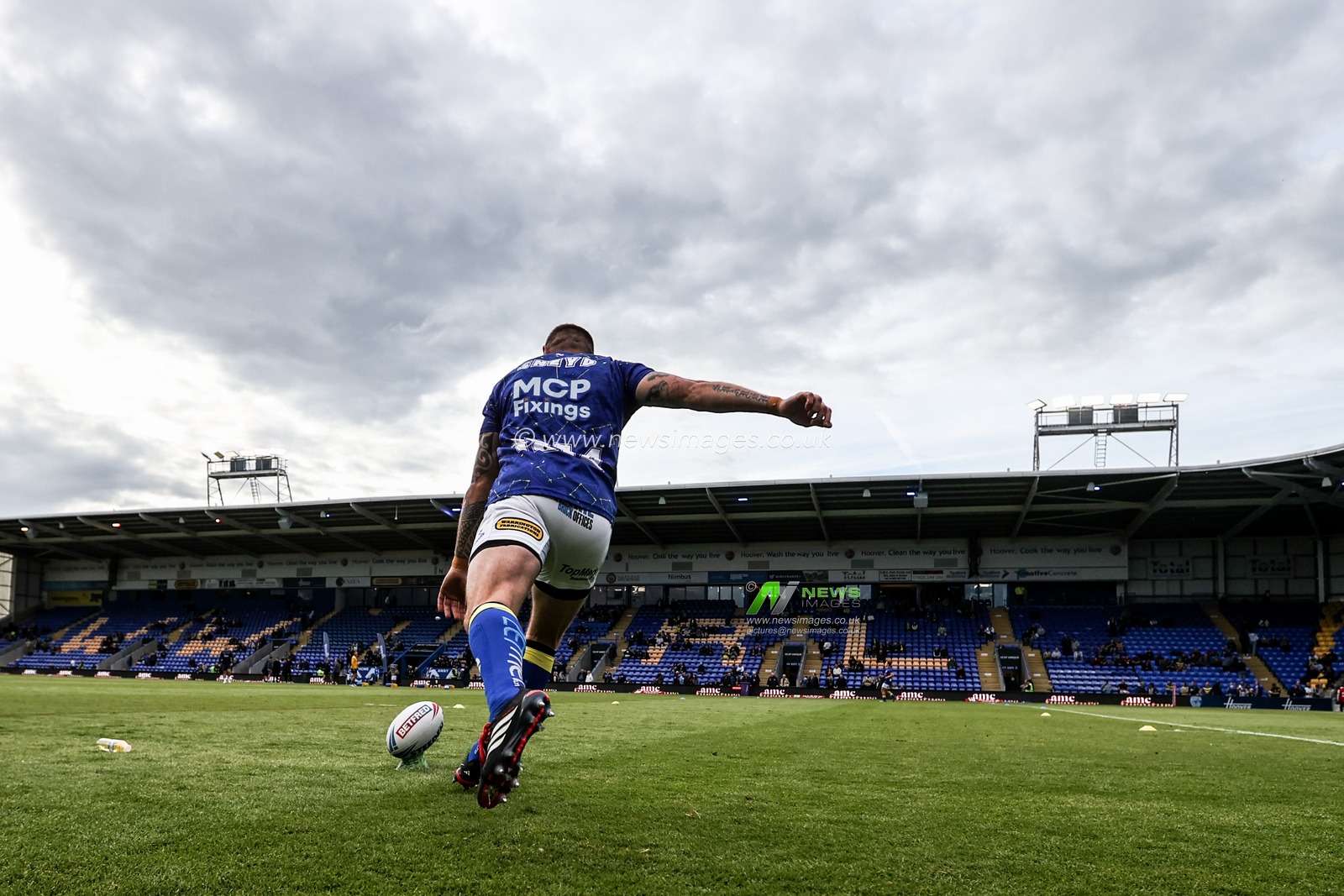 Marc Sneyd of Warrington Wolves in the pre-game warm up during the Betfred Super League round 13 match Warrington Wolves vs Hull FC at The Halliwell Jones Stadium, Warrington, United Kingdom on 05 June 2026

(Photo by Alfie Cosgrove/News Images)