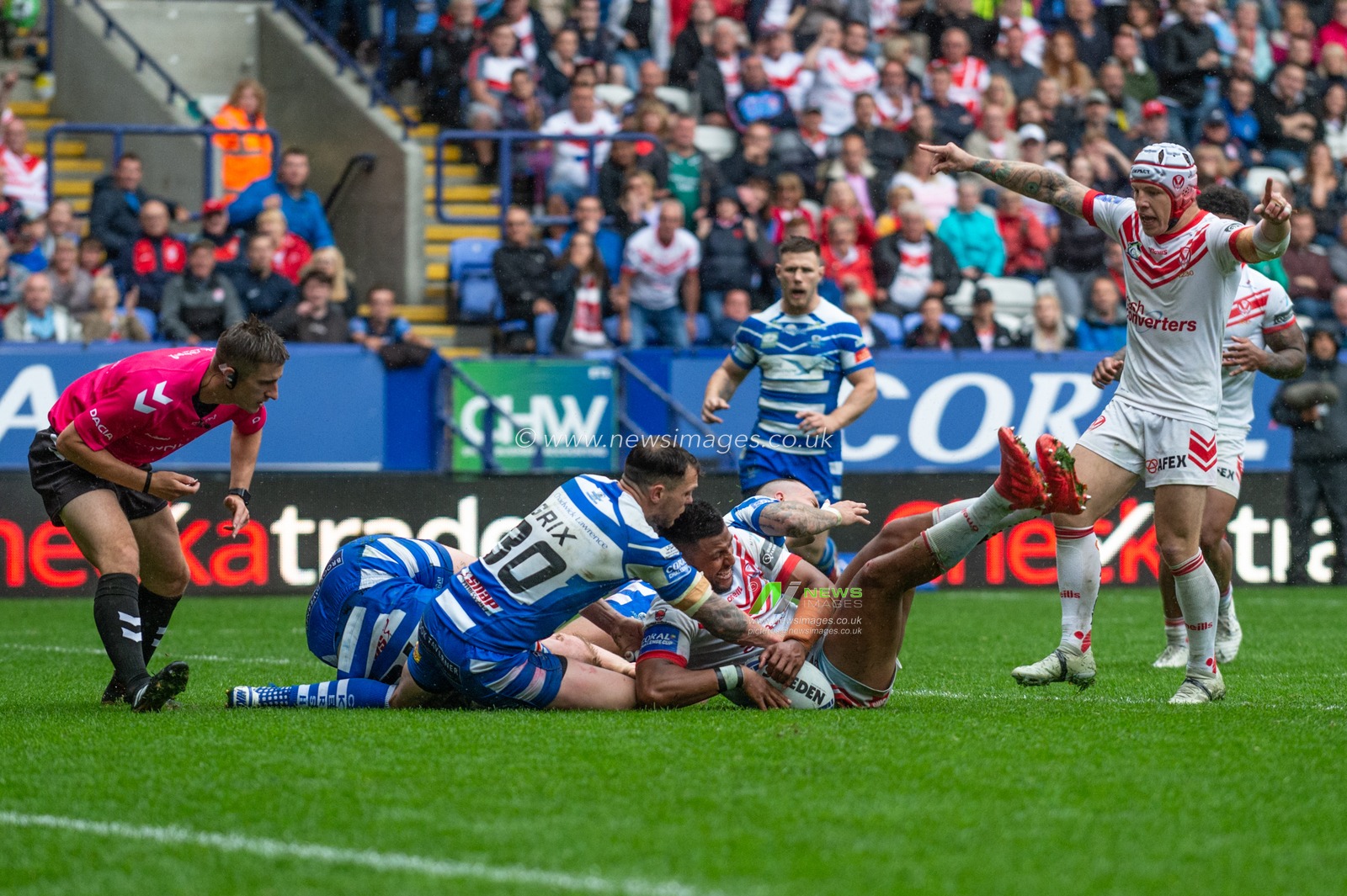 27th July 2019 , University of Bolton Stadium, Bolton, England; 2019 Coral Challenge Cup Semi-Final, St Helens vs Halifax RLFC ; Dominique Peryoux of St Helens scores a try


Credit: Richard Long/News Images