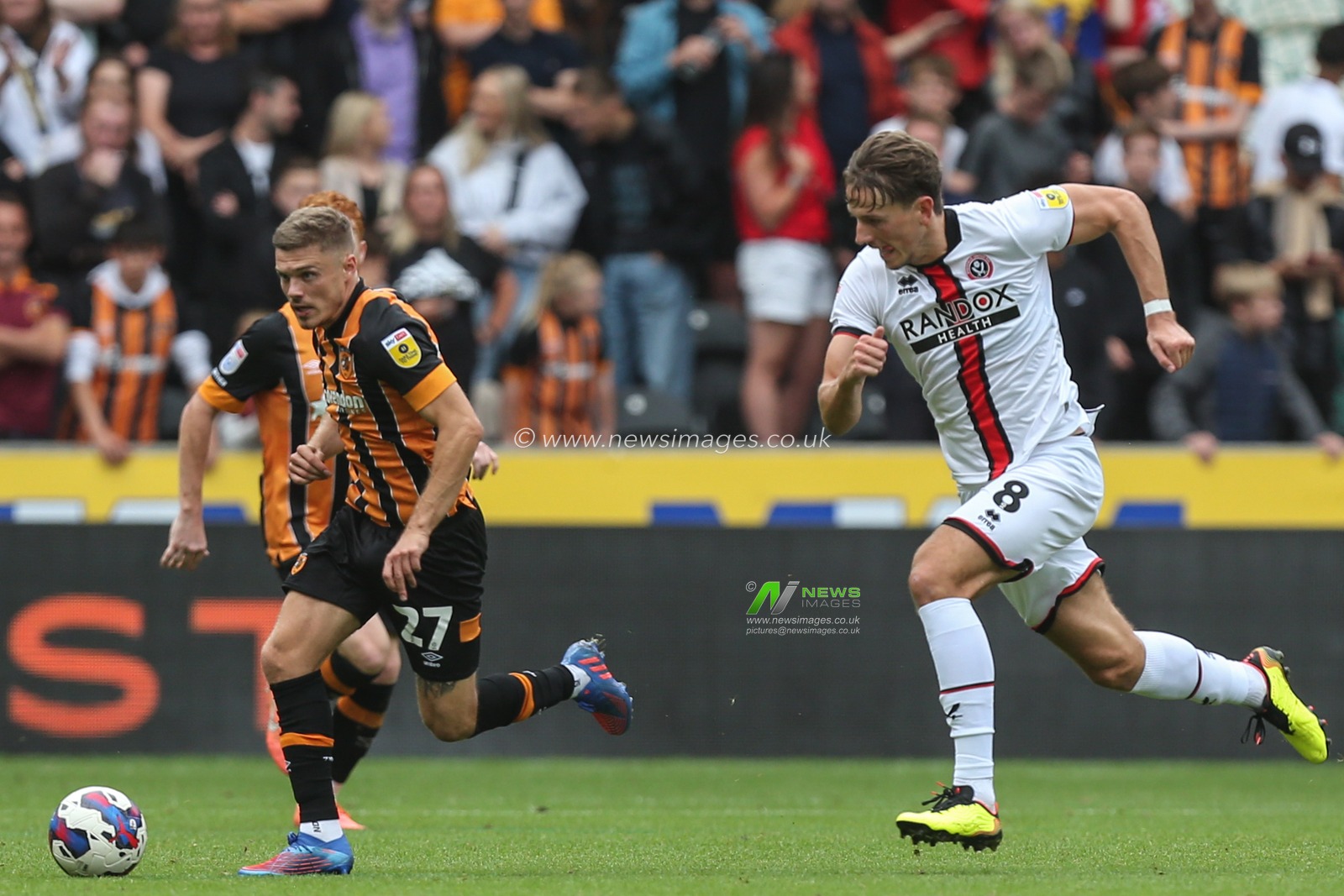 Regan Slater #27 of Hull City gets away from Sander Berge #8 of Sheffield United during the Sky Bet Championship match Hull City vs Sheffield United at MKM Stadium, Hull, United Kingdom, 4th September 2022

(Photo by David Greaves Photos/ Via/News Images)