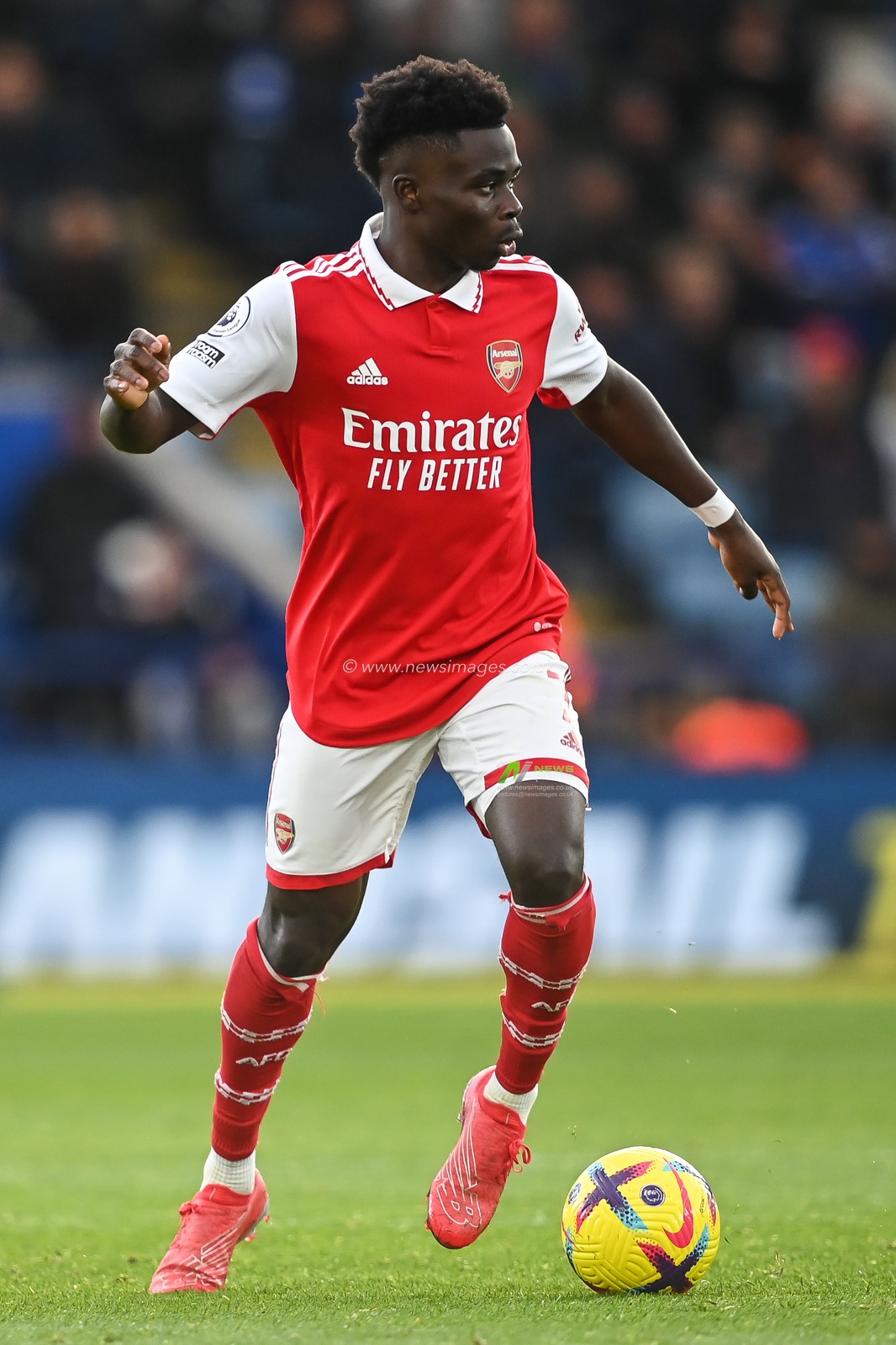 Bukayo Saka #7 of Arsenal makes a break with the ball during the Premier League match Leicester City vs Arsenal at King Power Stadium, Leicester, United Kingdom, 25th February 2023

(Photo by Craig Thomas/News Images)