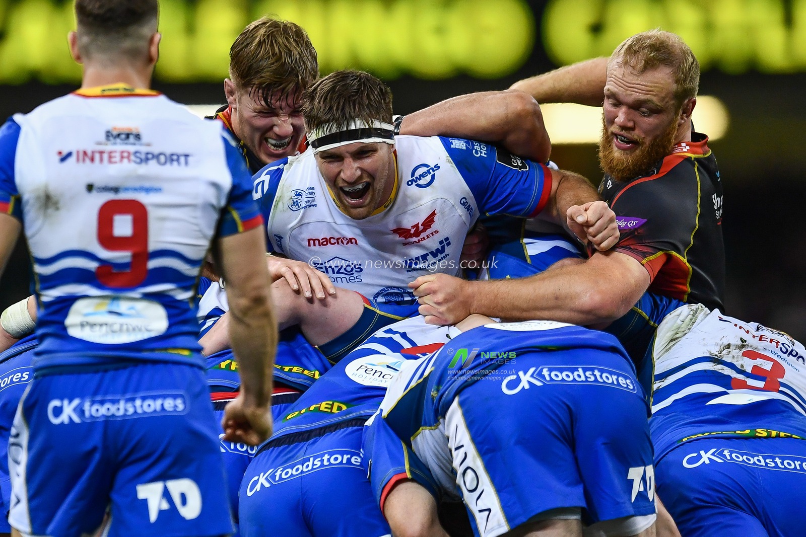 27th April 2019 , Principality Stadium , Cardiff, Wales ; Guinness pro 14â€™s, Round 21, Dragons vs Scarlets ; Steven Cummins of Scarlets controls the drive

Credit:  Craig Thomas/News Images
