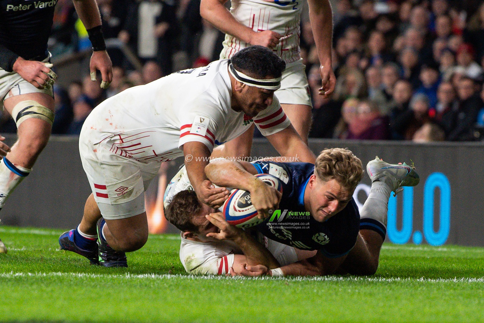 Duhan van der Merwe of Scotland goes over for a try during the 2023 Guinness 6 Nations match England vs Scotland at Twickenham Stadium, Twickenham, United Kingdom, 4th February 2023

(Photo by Craig Thomas/News Images)