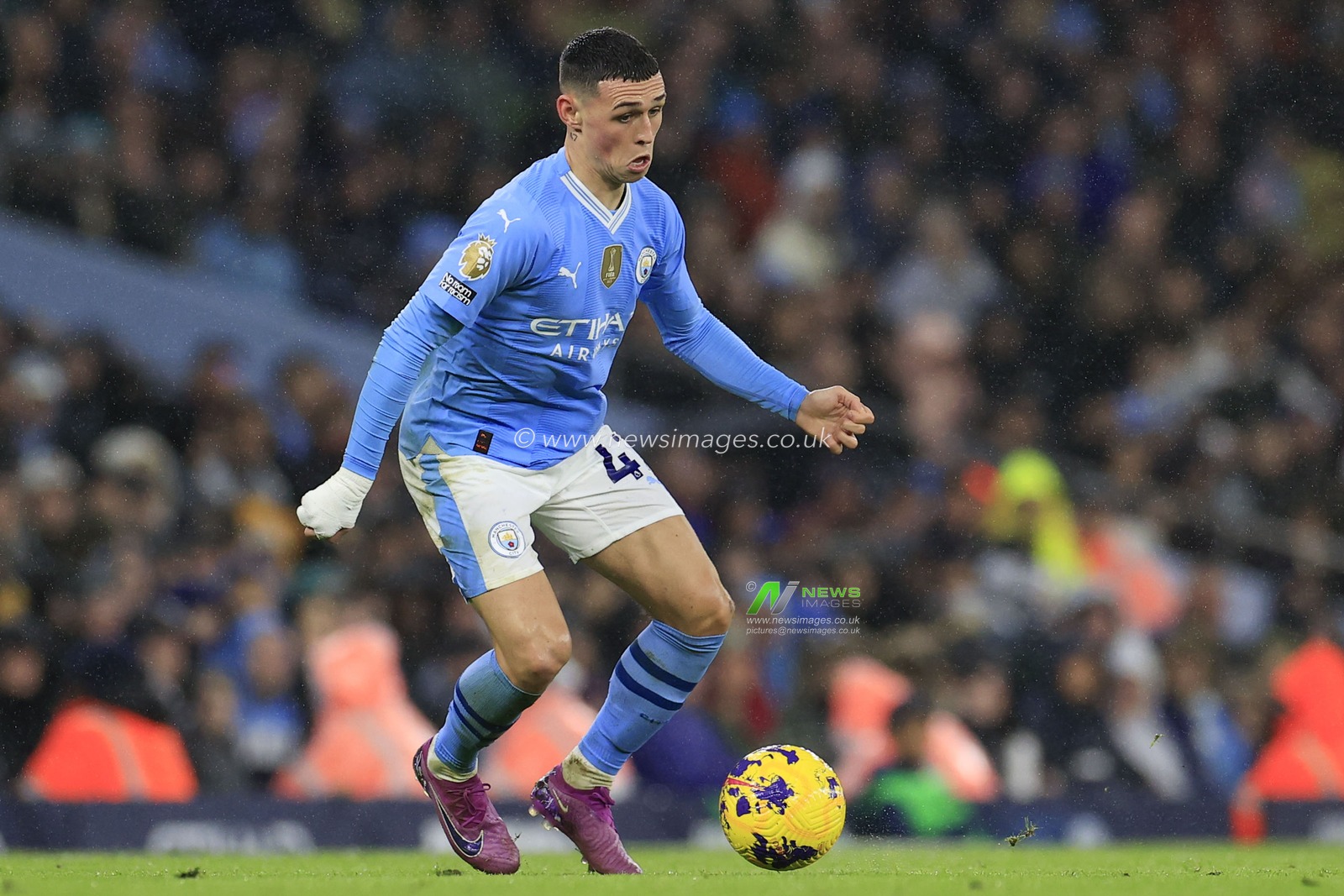 Phil Foden of Manchester City controls the ball during the Premier League match Manchester City vs Chelsea at Etihad Stadium, Manchester, United Kingdom, 17th February 2024

(Photo by Conor Molloy/News Images)