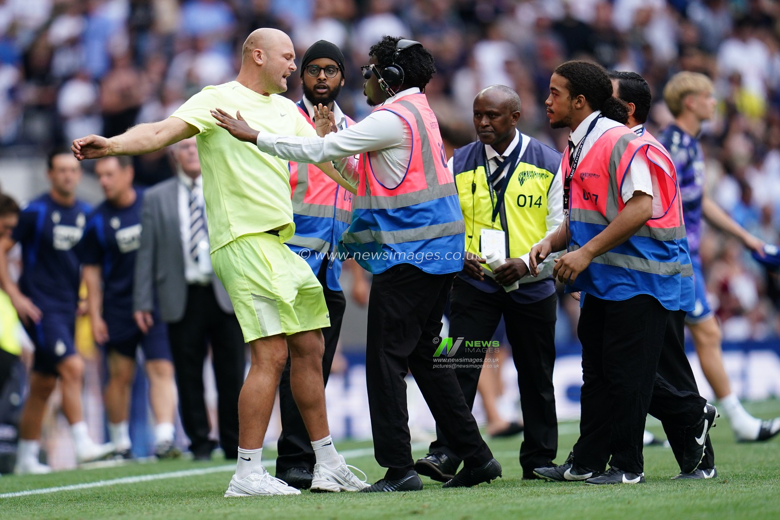 Pitch invader is stopped at full time during the pre-season friendly match Tottenham Hotspur vs Hoffenheim at Tottenham Hotspur Stadium, London, United Kingdom on 15 August 2026

(Photo by Harvey Murphy/News Images)