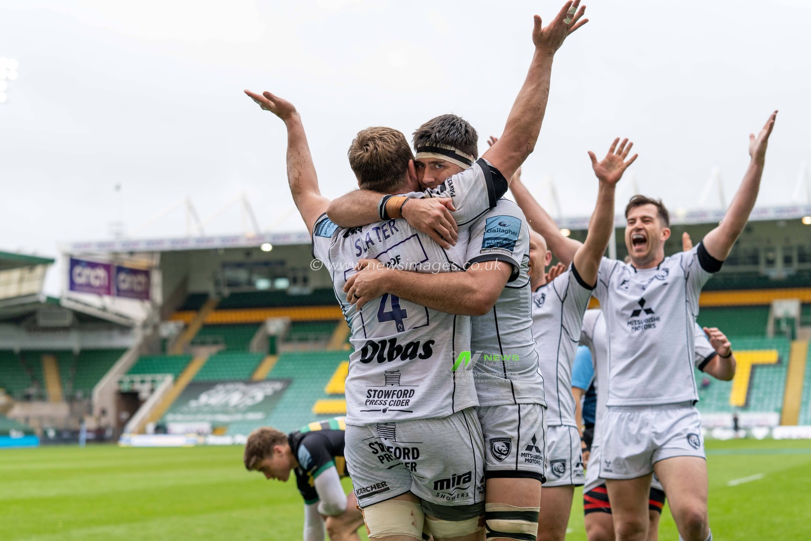 Ed Slater #4 of Gloucester Rugby celebrates scoring a try with his team mates