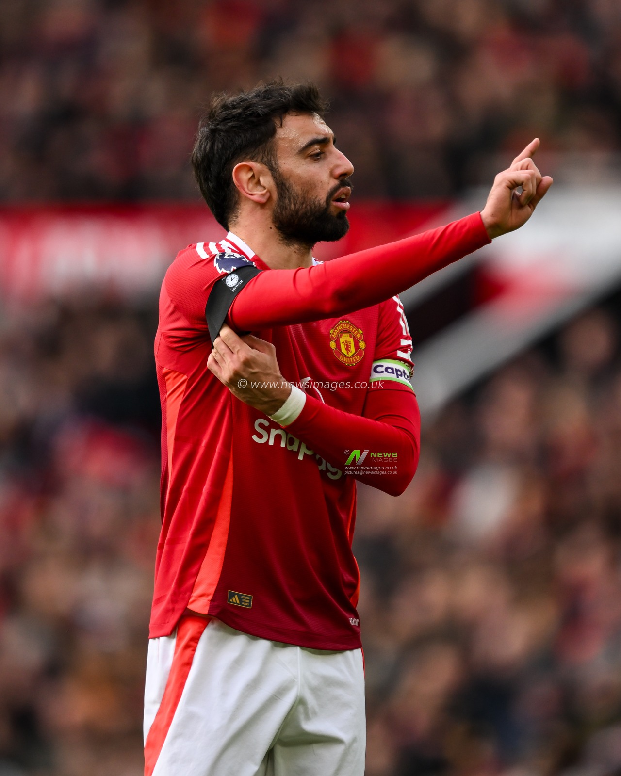 Bruno Fernandes of Manchester United gives his team instructions during the Premier League match Manchester United vs Crystal Palace at Old Trafford, Manchester, United Kingdom, 2nd February 2025

(Photo by Craig Thomas/News Images)