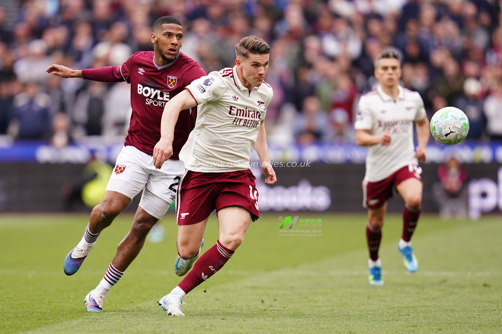 Viktor Gyokeres of Arsenal and Jean-Clair Todibo of West Ham United battle during the Premier League match West Ham United vs Arsenal at London Stadium, London, United Kingdom on 10 May 2026

(Photo by Harvey Murphy/News Images)