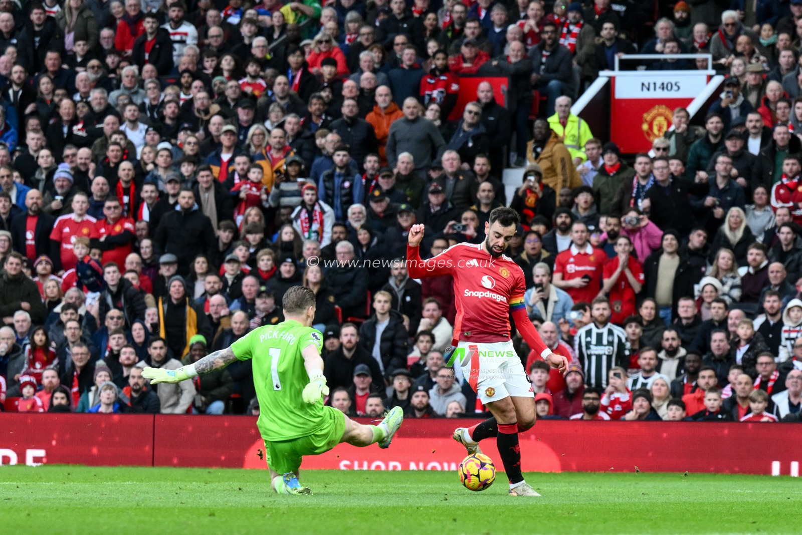 Bruno Fernandes of Manchester United is tackled by Jordan Pickford of Everton during the Premier League match Manchester United vs Everton at Old Trafford, Manchester, United Kingdom, 1st December 2024

(Photo by Craig Thomas/News Images)