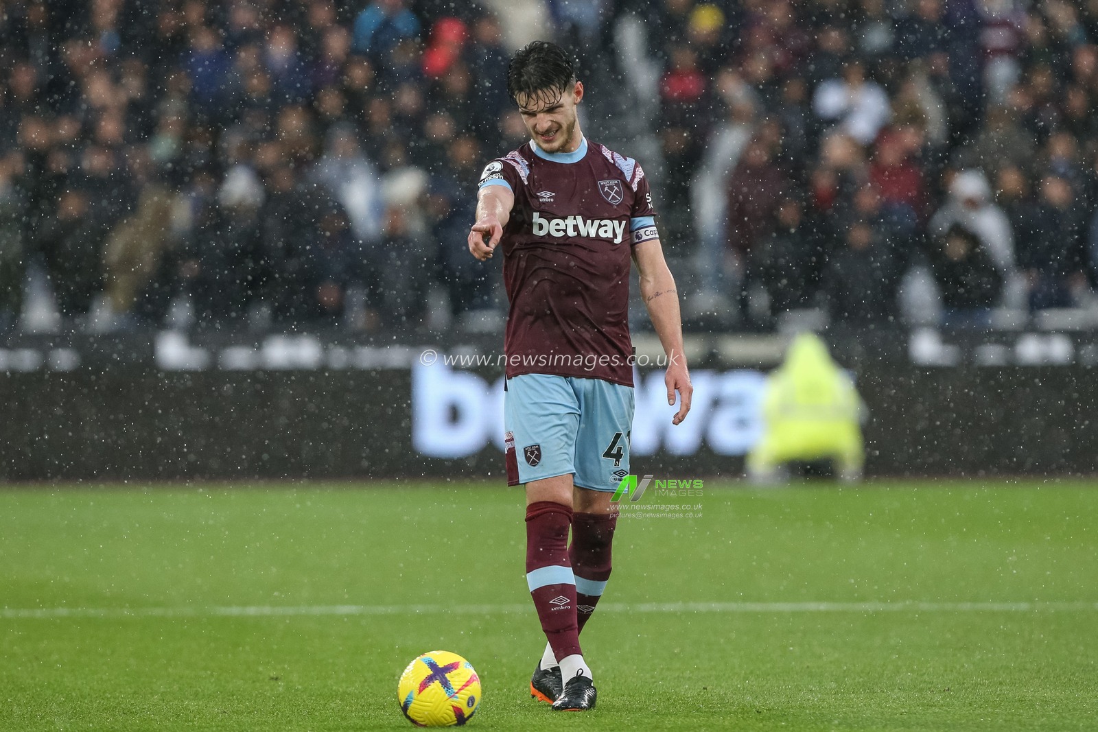 Declan Rice #41 of West Ham United points during the Premier League match West Ham United vs Crystal Palace at London Stadium, London, United Kingdom, 6th November 2022

(Photo by Arron Gent/News Images)