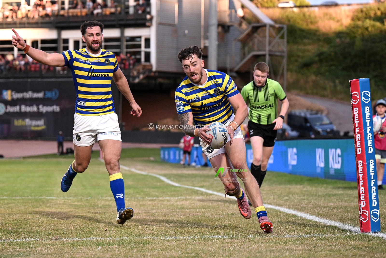 Matty Ashton of Warrington Wolves scores his team's eighth try during the Betfred Super League round 22 match Bradford Bulls vs Warrington Wolves at Odsal Stadium, Bradford, United Kingdom on 08 August 2026

(Photo by Ben Roberts/News Images)