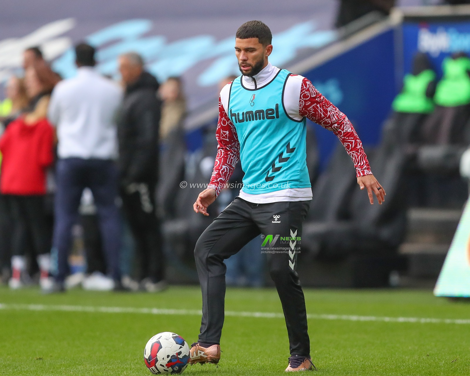 Nahki Wells #21 of Bristol City during the pre-game warm up ahead of the Sky Bet Championship match Coventry City vs Bristol City at Coventry Building Society Arena, Coventry, United Kingdom, 1st January 2023

(Photo by Gareth Evans/News Images)