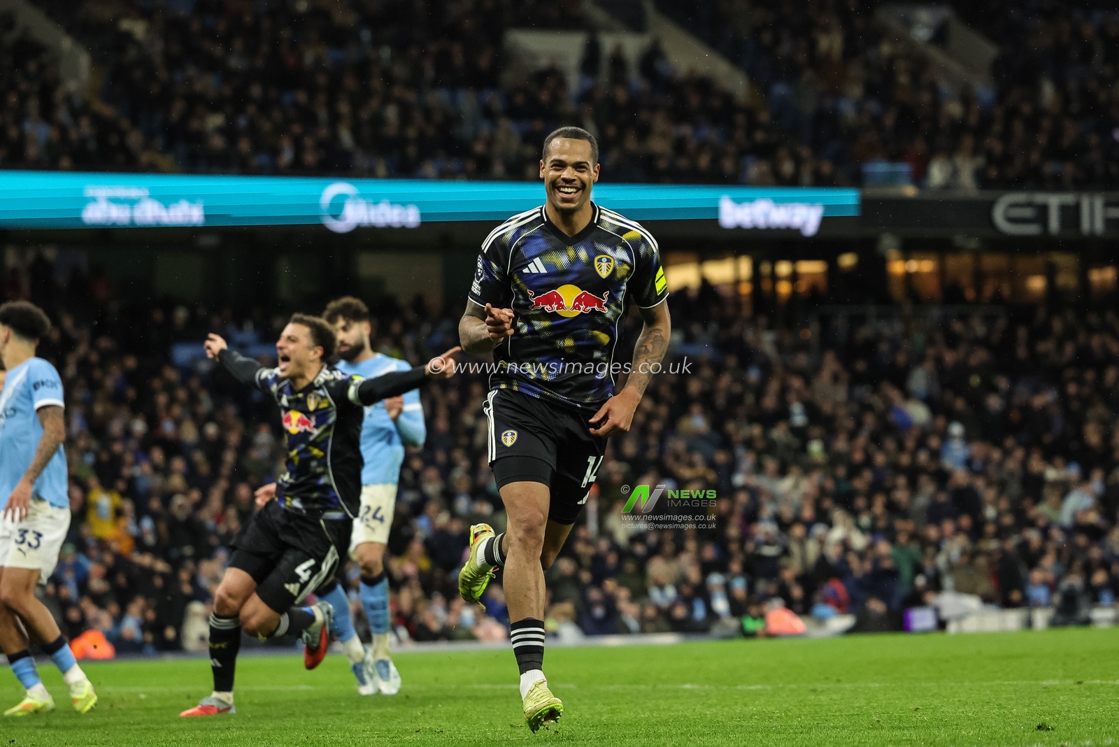 Lukas Nmecha of Leeds United scores to make it 2-2 during the Premier League match Manchester City vs Leeds United at Etihad Stadium, Manchester, United Kingdom, 29th November 2025

(Photo by Mark Cosgrove/News Images)

*** GER AUT SUI OUT ***