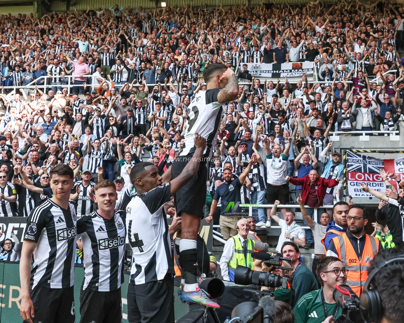 Bruno GuimarÃ£es of Newcastle United celebrates his goal to make it 2-0 with the fans  during the Premier League match Newcastle United vs Chelsea at St. James's Park, Newcastle, United Kingdom, 11th May 2025

(Photo by Mark Cosgrove/News Images)