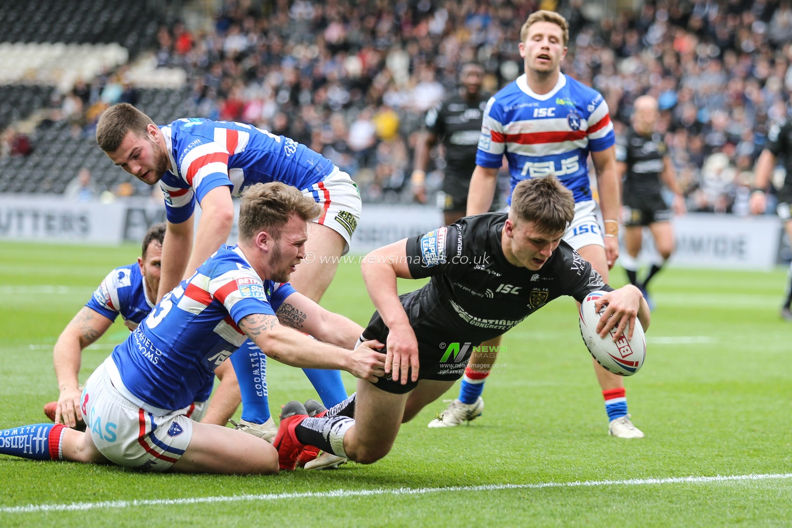 28th April 2019 , KCOM Stadium, Hull, England; Betfred Super League, Round 13, Hull FC vs Wakefield Trinity ; Connor Wynne (36) of Hull FC dives for the line


Credit: David Greaves/News Images