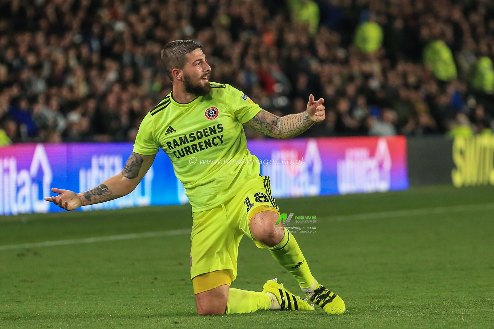 20th October 2018, Pride Park, Derby, England; Sky Bet Championship, Derby County v Sheffield United ; Kieron Freeman (18) of Sheffield United looks for a free kick

Credit: Mark Cosgrove/News Images 

English Football League images are subject to DataCo Licence