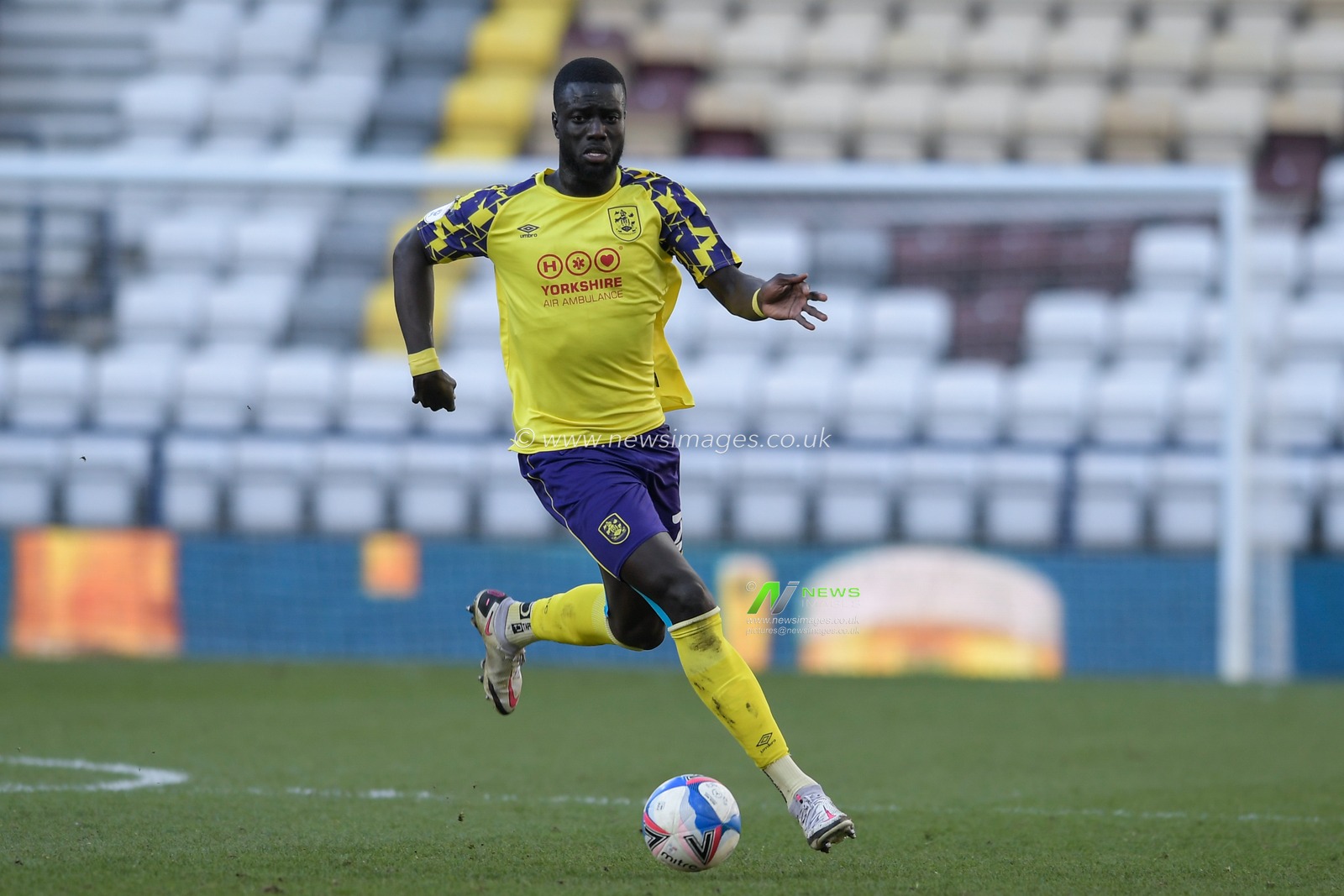 Naby Sarr #23 of Huddersfield Town runs forward with the ball