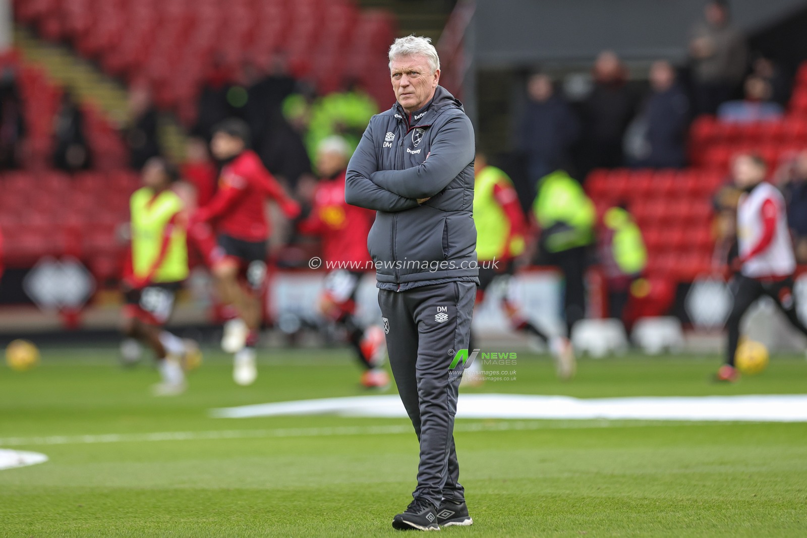 David Moyes manager of West Ham United watches his team warm up during the Premier League match Sheffield United vs West Ham United at Bramall Lane, Sheffield, United Kingdom, 21st January 2024

(Photo by Mark Cosgrove/News Images)
