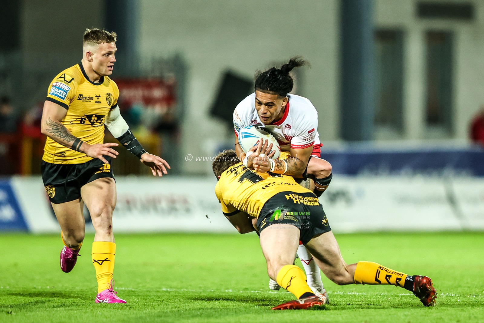 Tom Amone of Hull KR is tackled by Jordan Lane of Castleford Tigers during the Betfred Super League round 10 match Hull KR vs Castleford Tigers at Sewell Group Craven Park, Hull, United Kingdom on 30 April 2026

(Photo by Alfie Cosgrove/News Images)