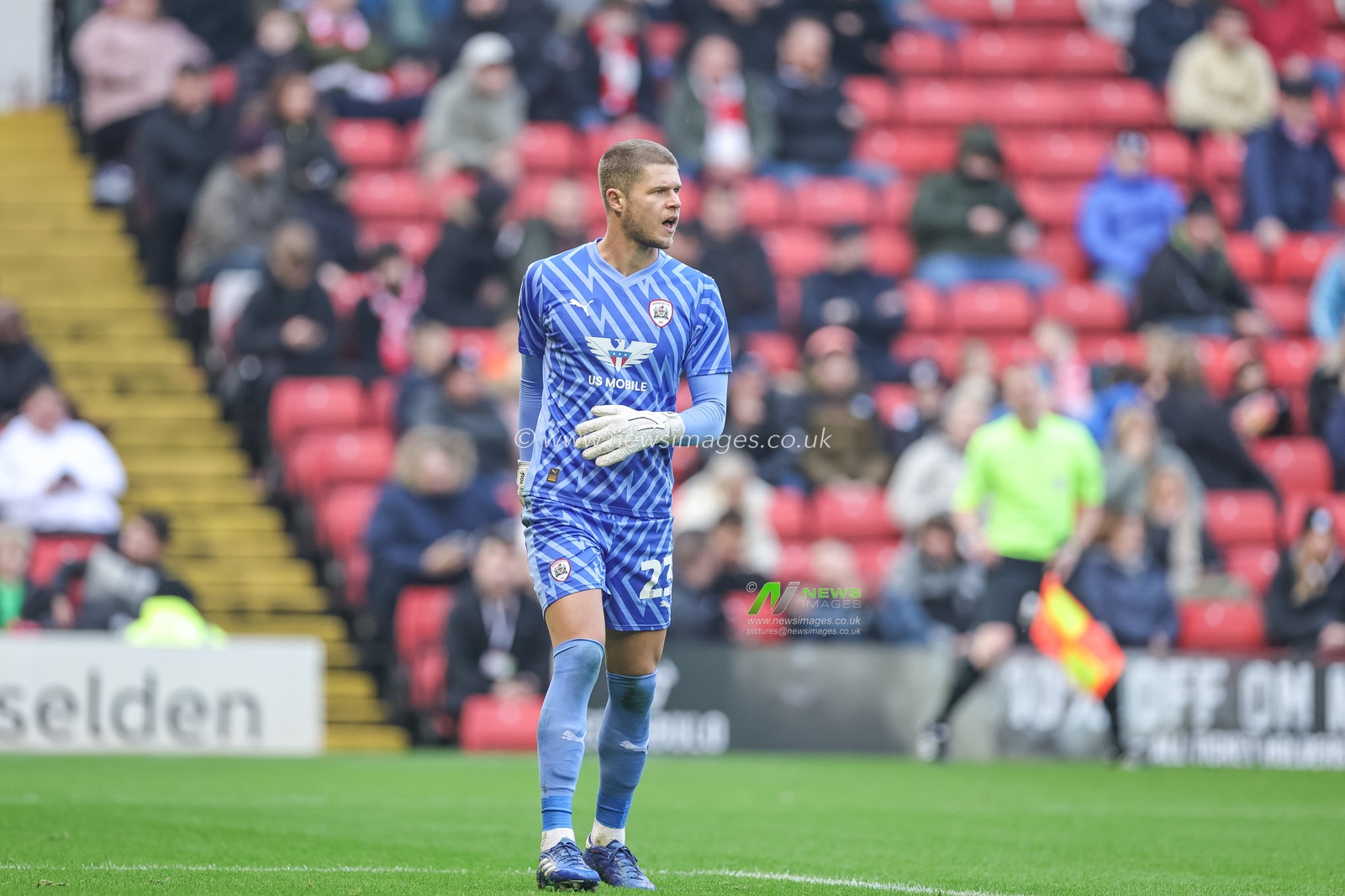 Ben Killip #23 of Barnsley during the Sky Bet League 1 match Barnsley vs Fleetwood Town at Oakwell, Barnsley, United Kingdom, 28th October 2023

(Photo by Mark Cosgrove/News Images)