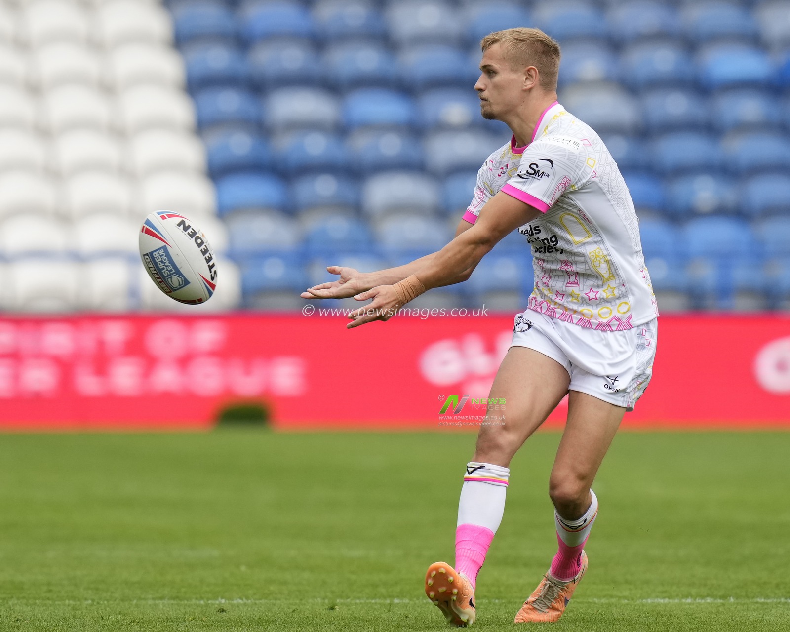 Luke Hooley #21 of Leeds Rhinos passes the ball during the Betfred Super League Round 23 match Huddersfield Giants vs Leeds Rhinos at John Smith's Stadium, Huddersfield, United Kingdom, 27th August 2023

(Photo by Steve Flynn/News Images)