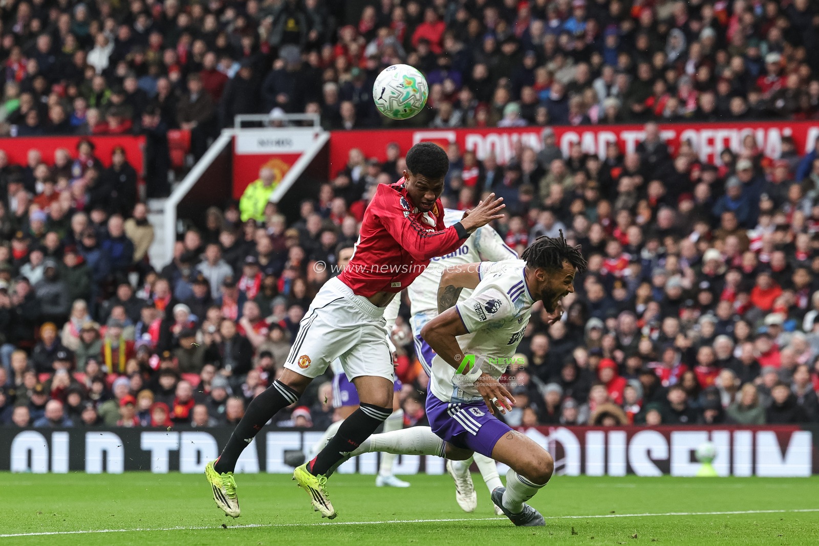 Amad Diallo of Manchester United and Tyrone Mings of Aston Villa battle for the ball during the Premier League match Manchester United vs Aston Villa at Old Trafford, Manchester, United Kingdom on 15 March 2026

(Photo by Mark Cosgrove/News Images)