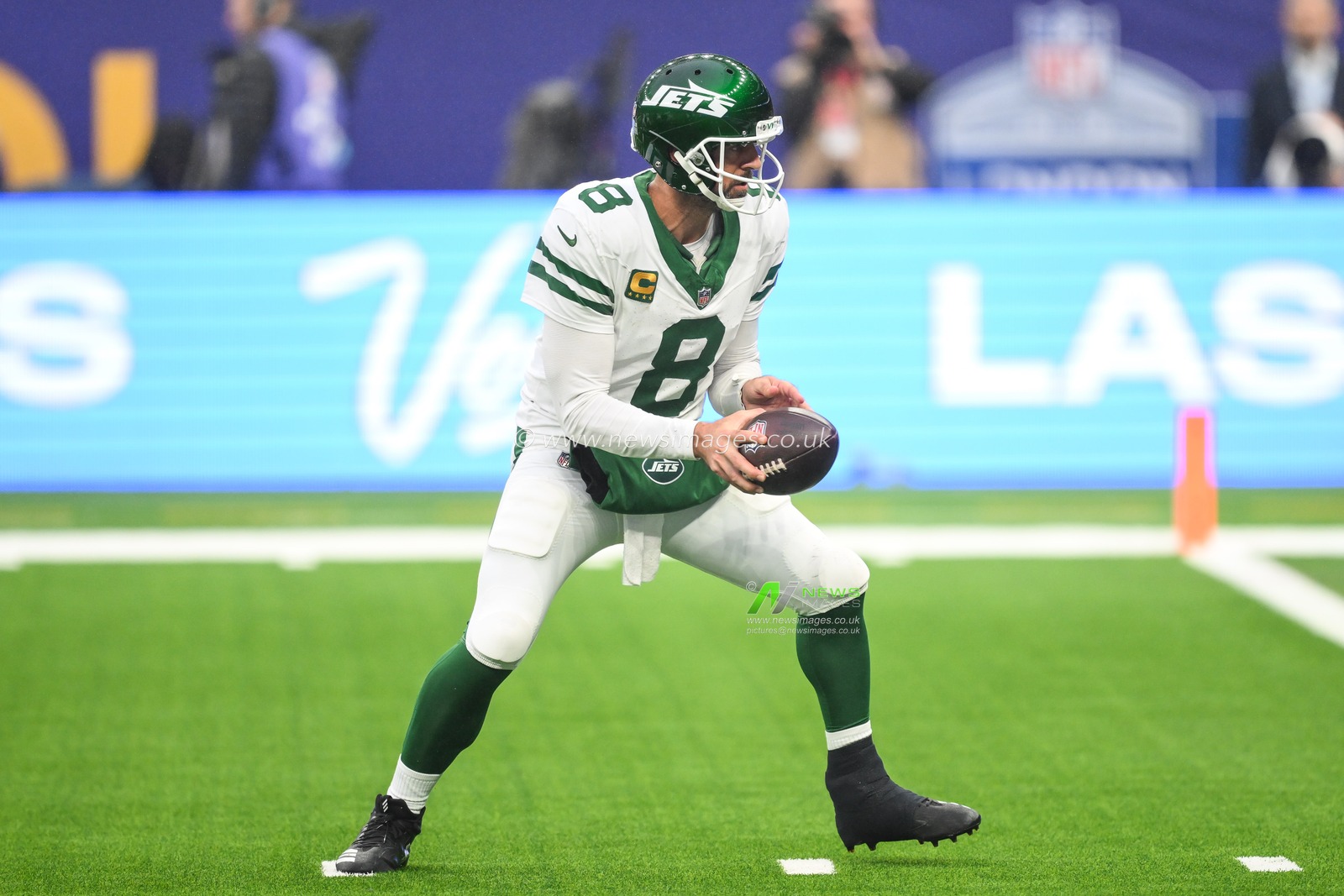 Aaron Rodgers of the New York Jets in action during a drive in the Week 5 match New York Jets vs Minnesota Vikings at Tottenham Hotspur Stadium, London, United Kingdom, 6th October 2024

(Photo by Craig Thomas/News Images)