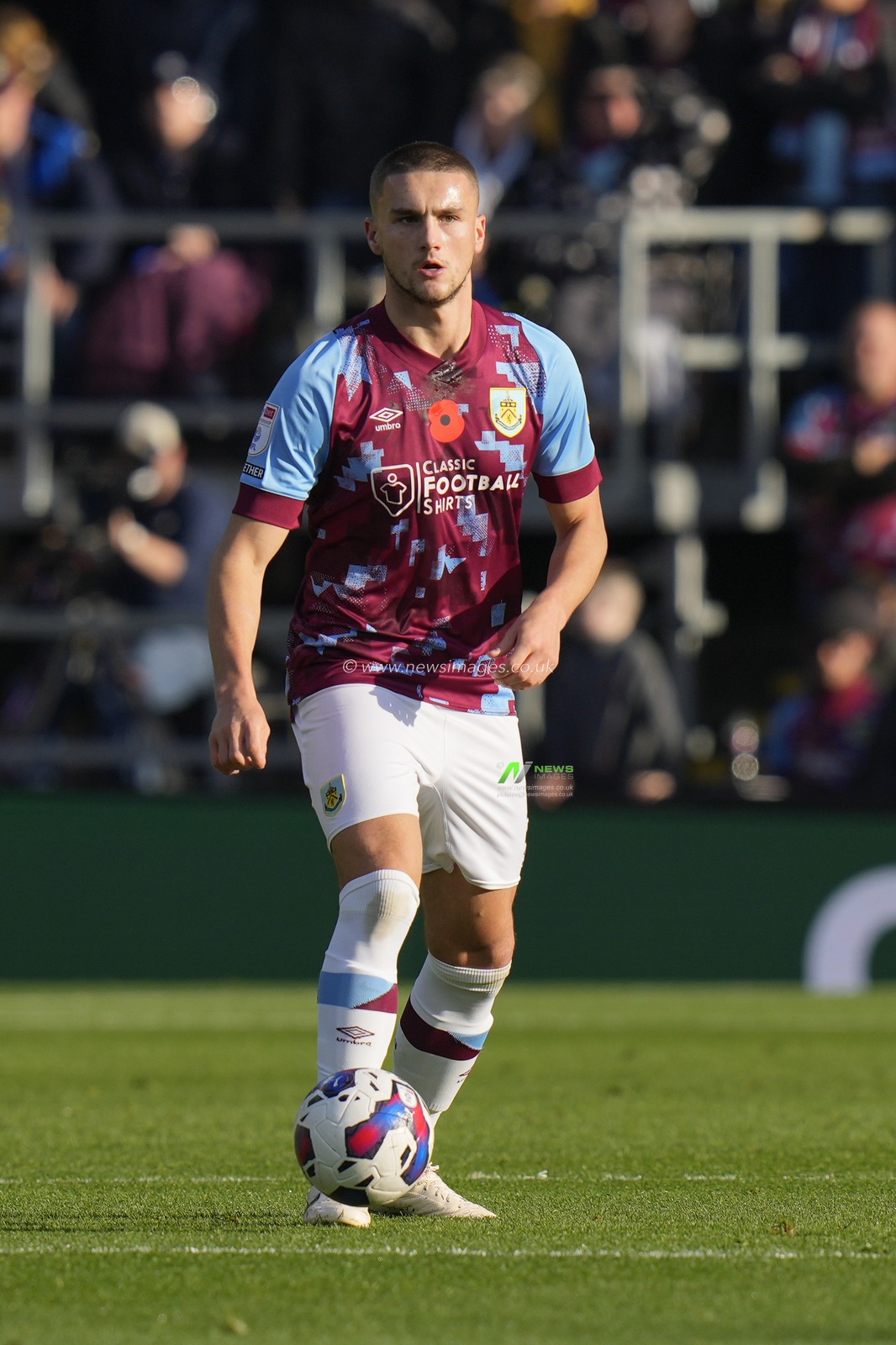 Taylor Harwood Bellis #5 of Burnley during the Sky Bet Championship match Burnley vs Blackburn Rovers at Turf Moor, Burnley, United Kingdom, 13th November 2022

(Photo by Steve Flynn/News Images)