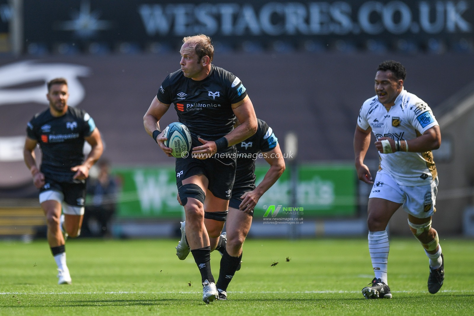 Alun Wyn Jones of Ospreys, on the arrack during the game