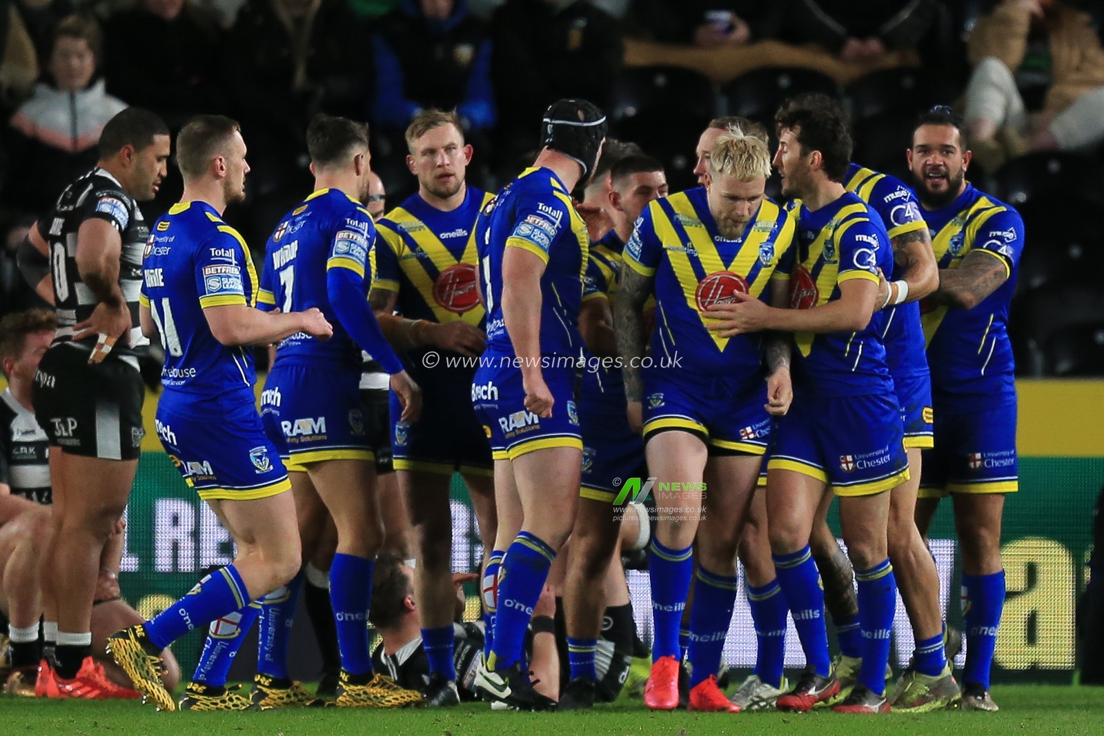 12th March 2020, KCOM Stadium, Hull, England; Betfred Super League, Hull FC v Warrington Wolves : Blake Austin (6) of Warrington Wolves celebrates his try to make it 4 - 0