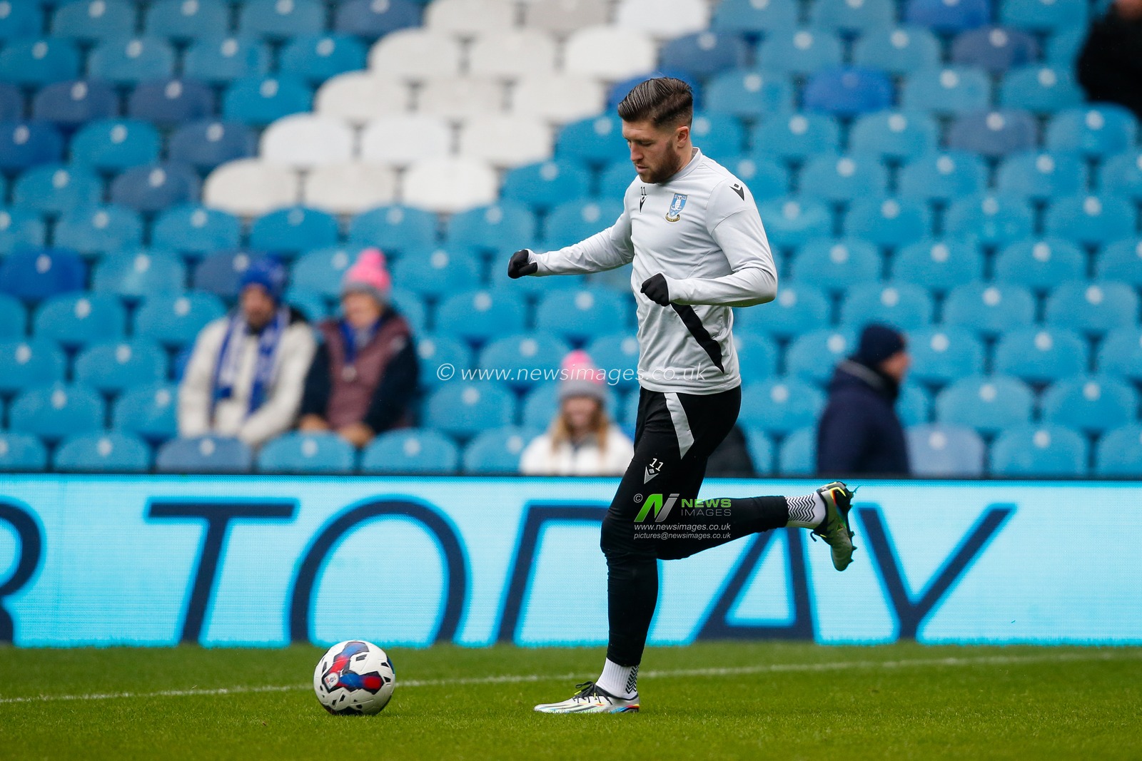 Josh Windass #11 of Sheffield Wednesday warms up before the Sky Bet League 1 match Sheffield Wednesday vs Oxford United at Hillsborough, Sheffield, United Kingdom, 17th December 2022

(Photo by Ben Early/News Images)