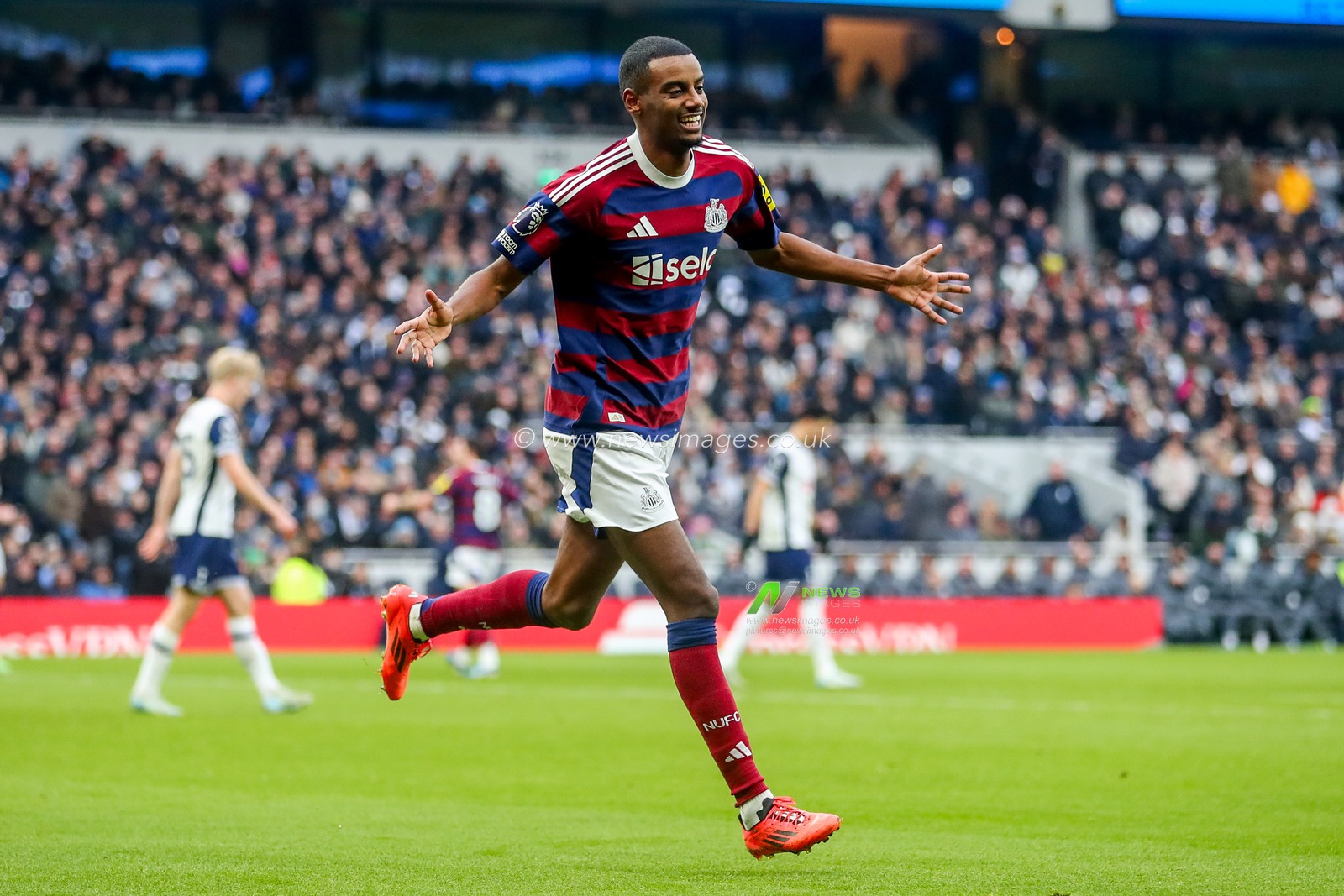Alexander Isak of Newcastle United celebrates his goal to make it 1-2 during the Premier League match Tottenham Hotspur vs Newcastle United at Tottenham Hotspur Stadium, London, United Kingdom, 4th January 2025

(Photo by Izzy Poles/News Images)