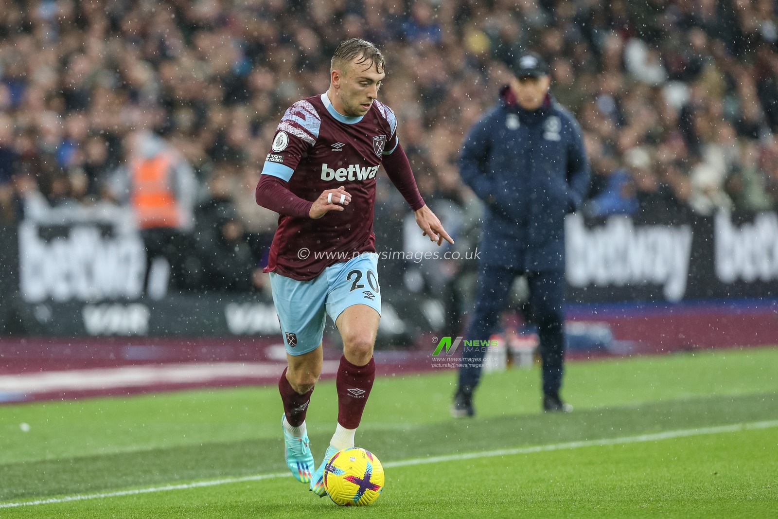 Jarrod Bowen #20 of West Ham United runs with the ball during the Premier League match West Ham United vs Crystal Palace at London Stadium, London, United Kingdom, 6th November 2022

(Photo by Arron Gent/News Images)