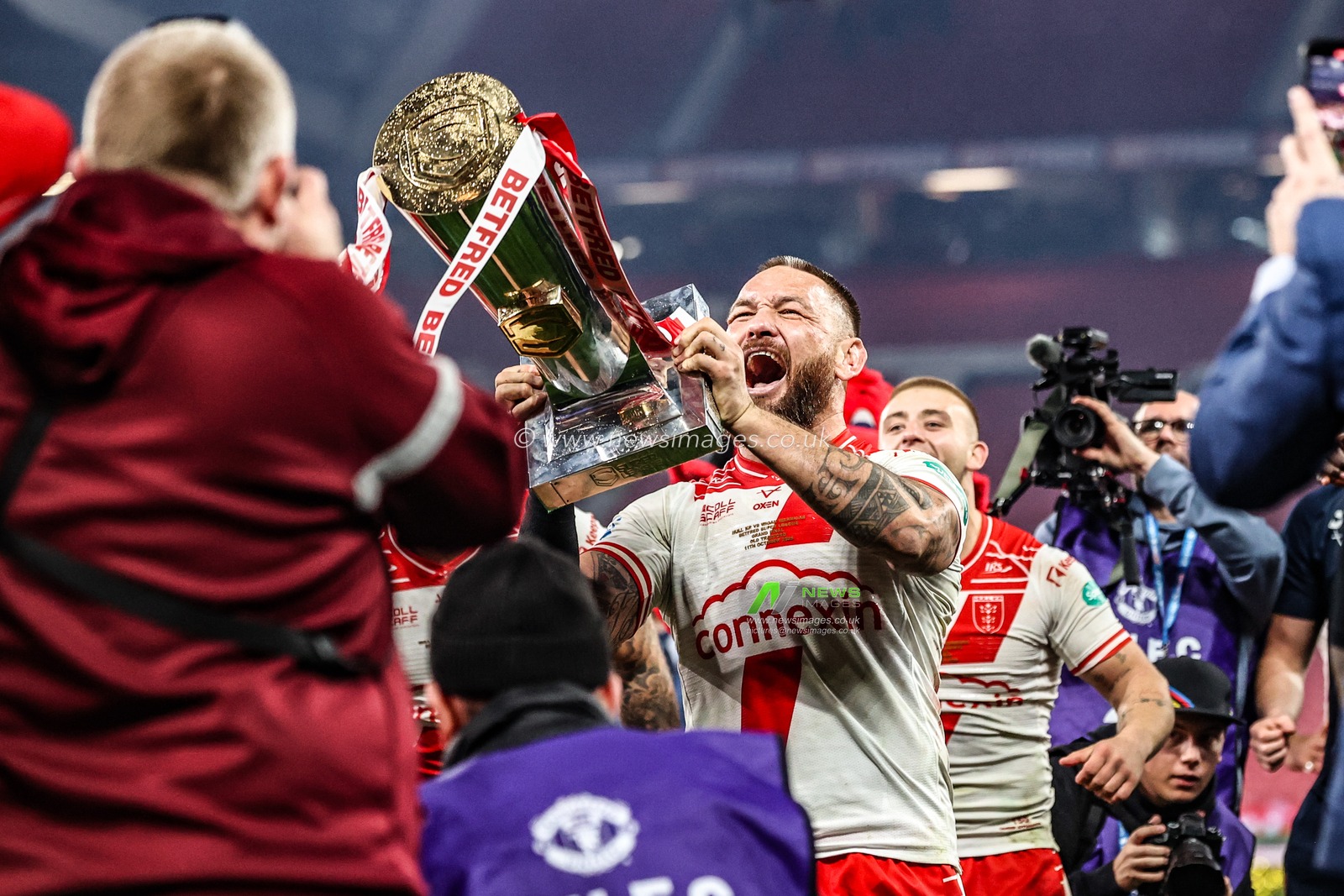 Jared Waerea-Hargreaves of Hull KR lifts the Grand Final trophy during the 2025 Betfred Super League Grand Final Hull KR v Wigan Warriors at Old Trafford, Manchester, United Kingdom, 11th October 2025

(Photo by Alfie Cosgrove/News Images)