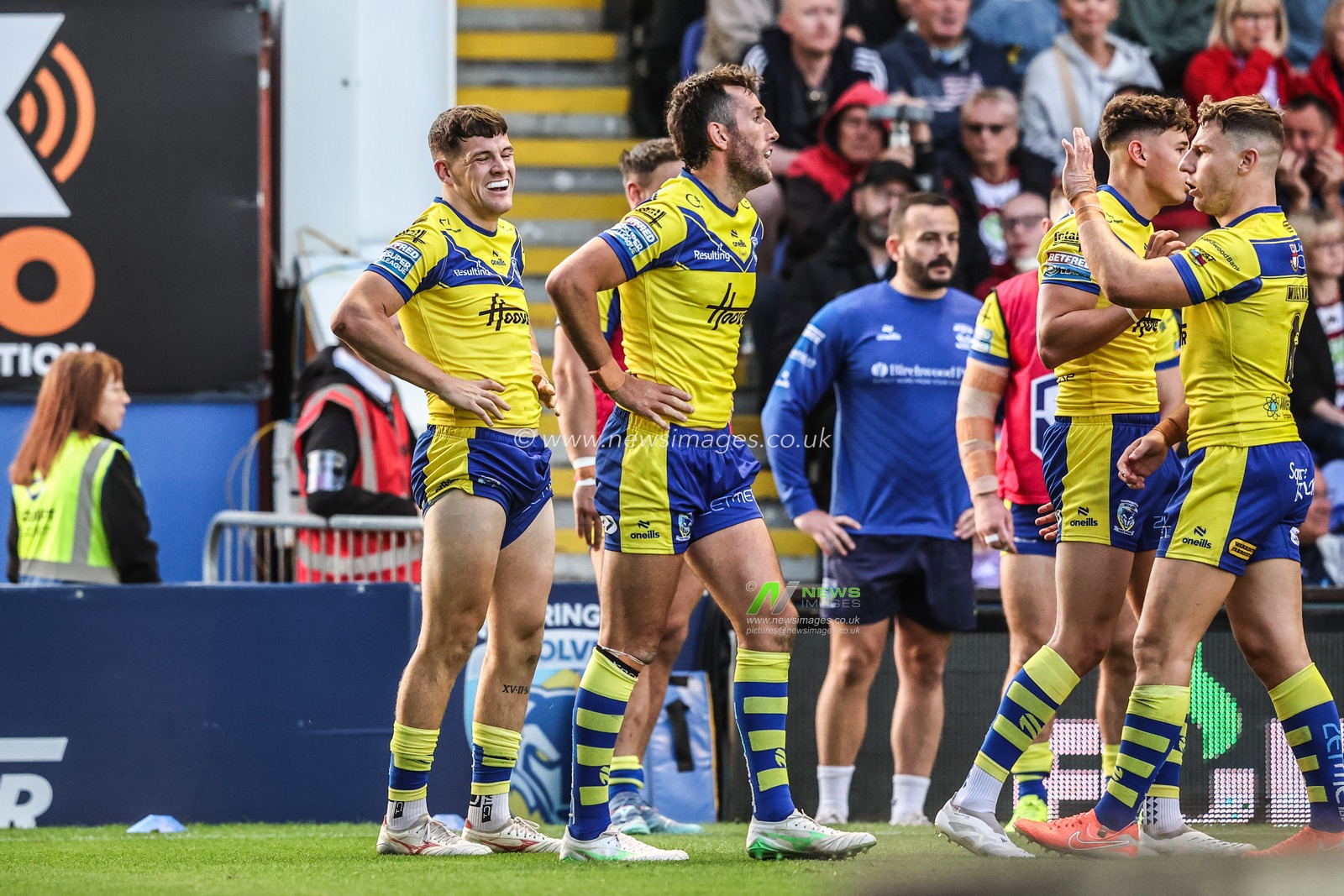 Josh Thewlis of Warrington Wolves celebrates his try during the Betfred Super League round 21 match Warrington Wolves vs Wigan Warriors at Halliwell Jones Stadium, Warrington, United Kingdom, 8th August 2025

(Photo by Alfie Cosgrove/News Images)