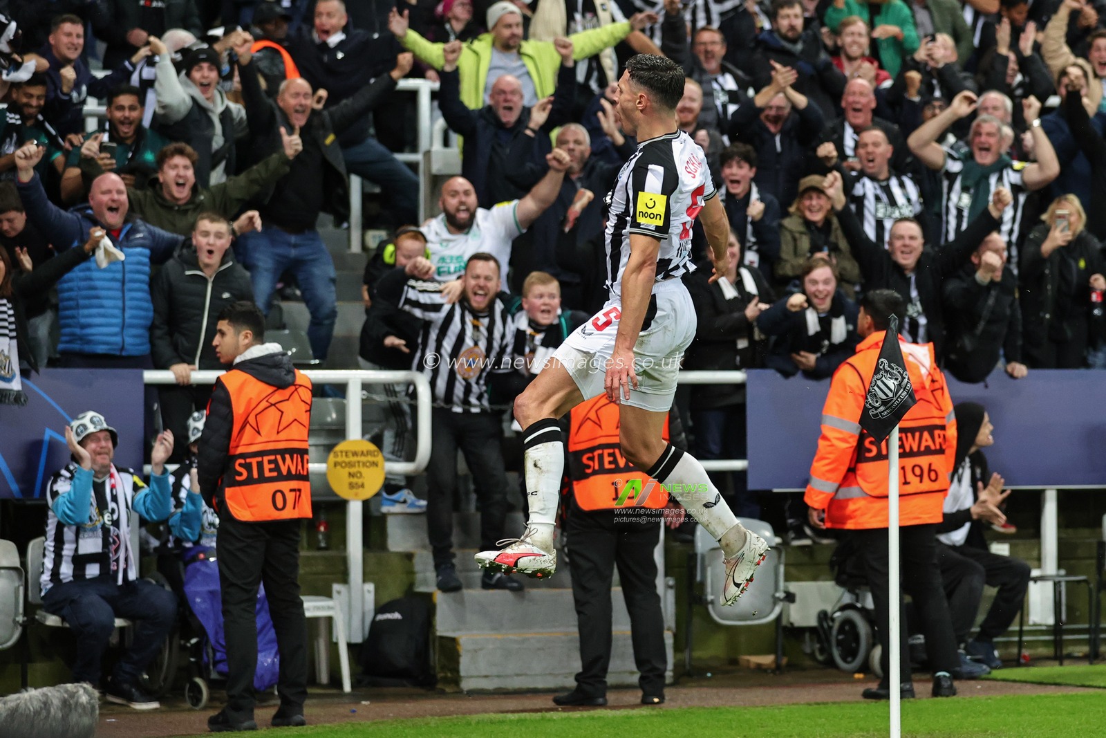 Fabian SchÃ¤r #5 of Newcastle United celebrates his goal to make it 4-1 during the UEFA Champions League match Newcastle United vs Paris Saint-Germain at St. James's Park, Newcastle, United Kingdom, 4th October 2023

(Photo by Mark Cosgrove/News Images)
