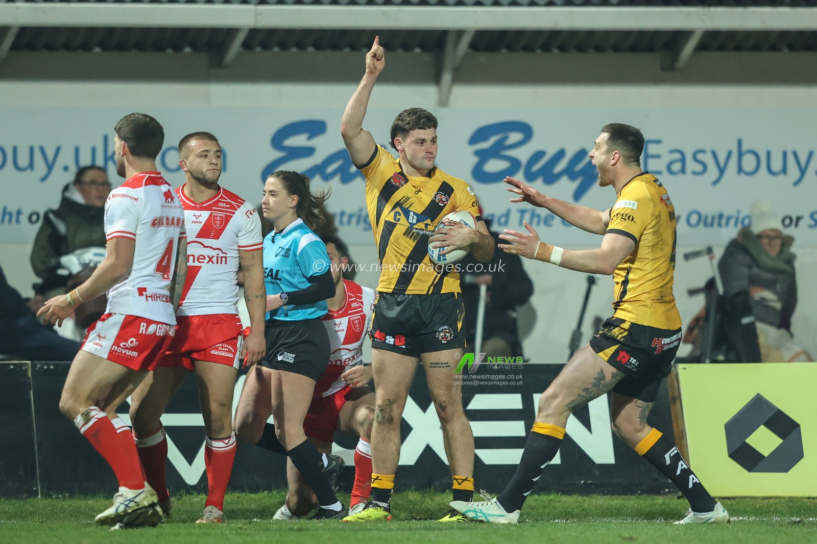 Josh Simm of Castleford Tigers celebrates his try during the Betfred Super League Round 1 match Hull KR vs Castleford Tigers at Sewell Group Craven Park, Kingston upon Hull, United Kingdom, 14th February 2025

(Photo by Alfie Cosgrove/News Images)