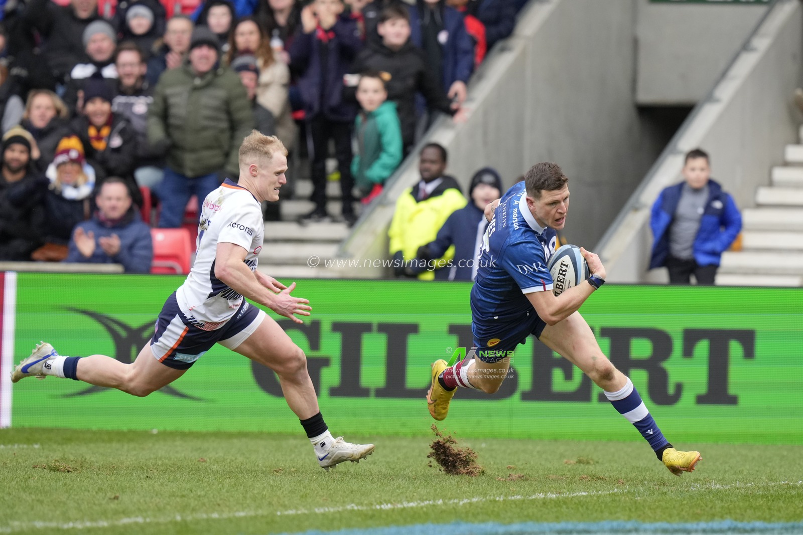 Sam James #13 of Sale Sharks beats Aled Davies #9 of Saracens and crosses the line to score a try during the Gallagher Premiership match Sale Sharks vs Saracens at AJ Bell Stadium, Eccles, United Kingdom, 5th March 2023

(Photo by Steve Flynn/News Images)