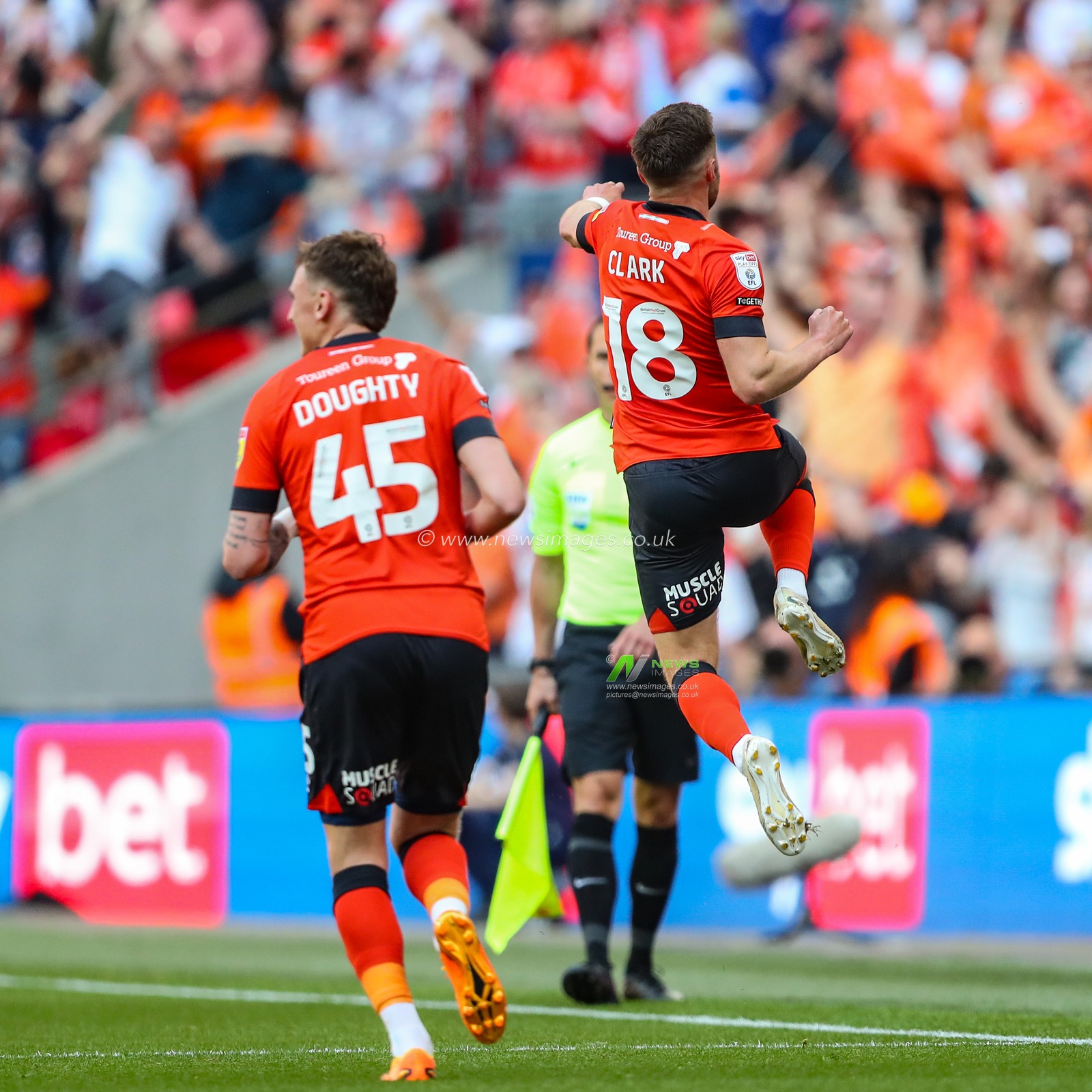 Jordan Clark #18 of Luton Town celebrates his goal to make it 0-1 during the Sky Bet Championship Play-Off Final match Coventry City vs Luton Town at Wembley Stadium, London, United Kingdom, 27th May 2023

(Photo by Gareth Evans/News Images)
