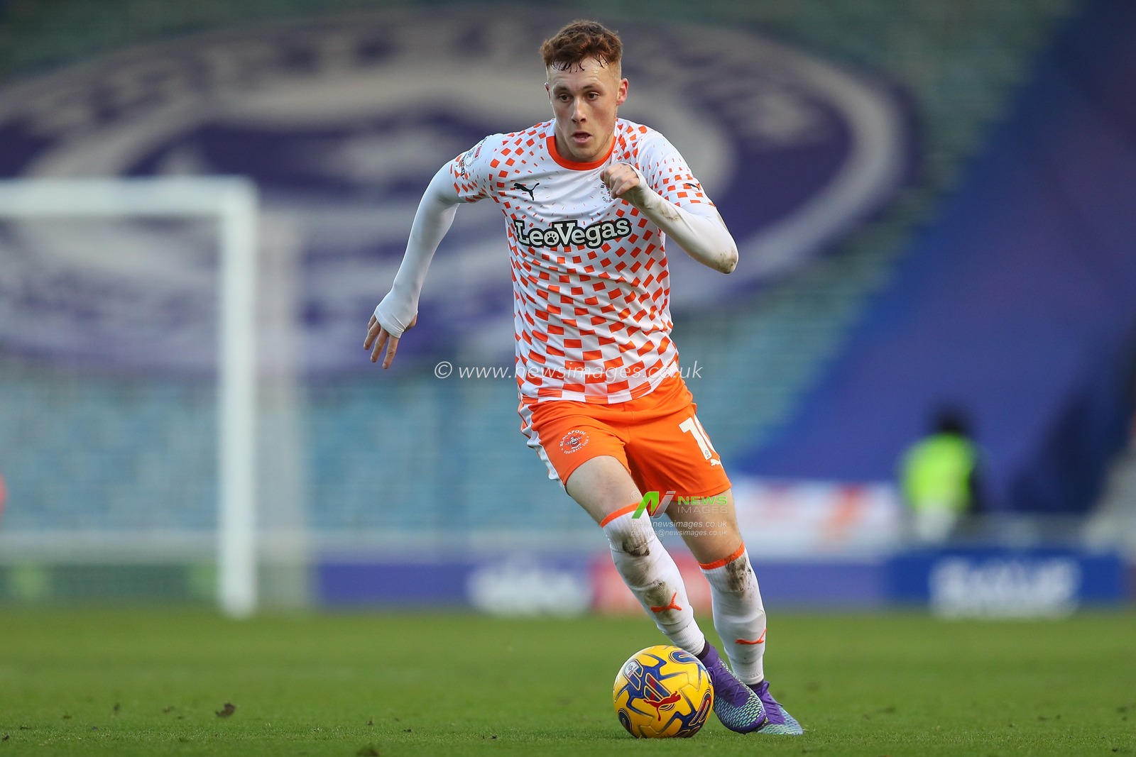 Sonny Carey #10 of Blackpool breaks with the ball during the Sky Bet League 1 match Portsmouth vs Blackpool at Fratton Park, Portsmouth, United Kingdom, 25th November 2023

(Photo by Gareth Evans/News Images)