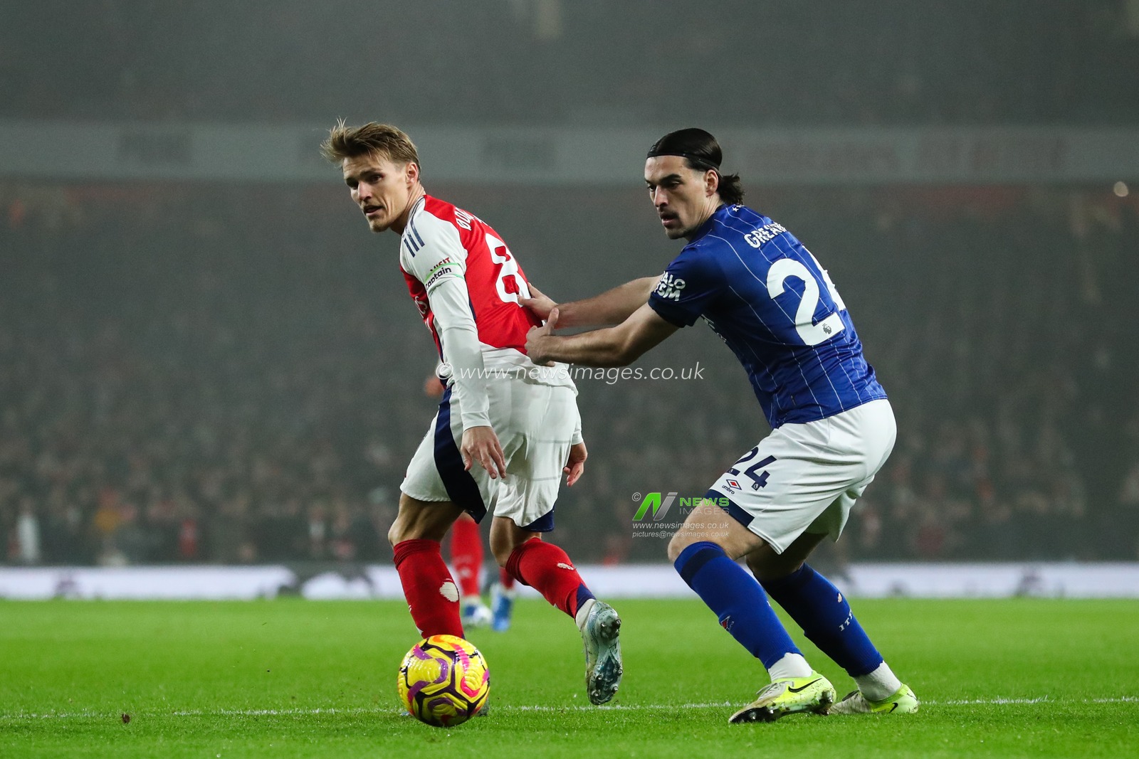 Martin Ã˜degaard of Arsenal passes the ball with his back heel during the Premier League match Arsenal vs Ipswich Town at Emirates Stadium, London, United Kingdom, 27th December 2024

(Photo by Izzy Poles/News Images)