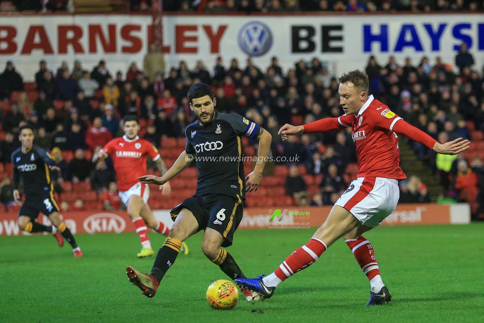 12th January 2019, Oakwell, Barnsley, England; Sky Bet League One, Barnsley vs Bradford City ;  Cauley Woodrow (09) of Barnsley crosses the ball



Credit: Mark Cosgrove/News Images

English Football League images are subject to DataCo Licence