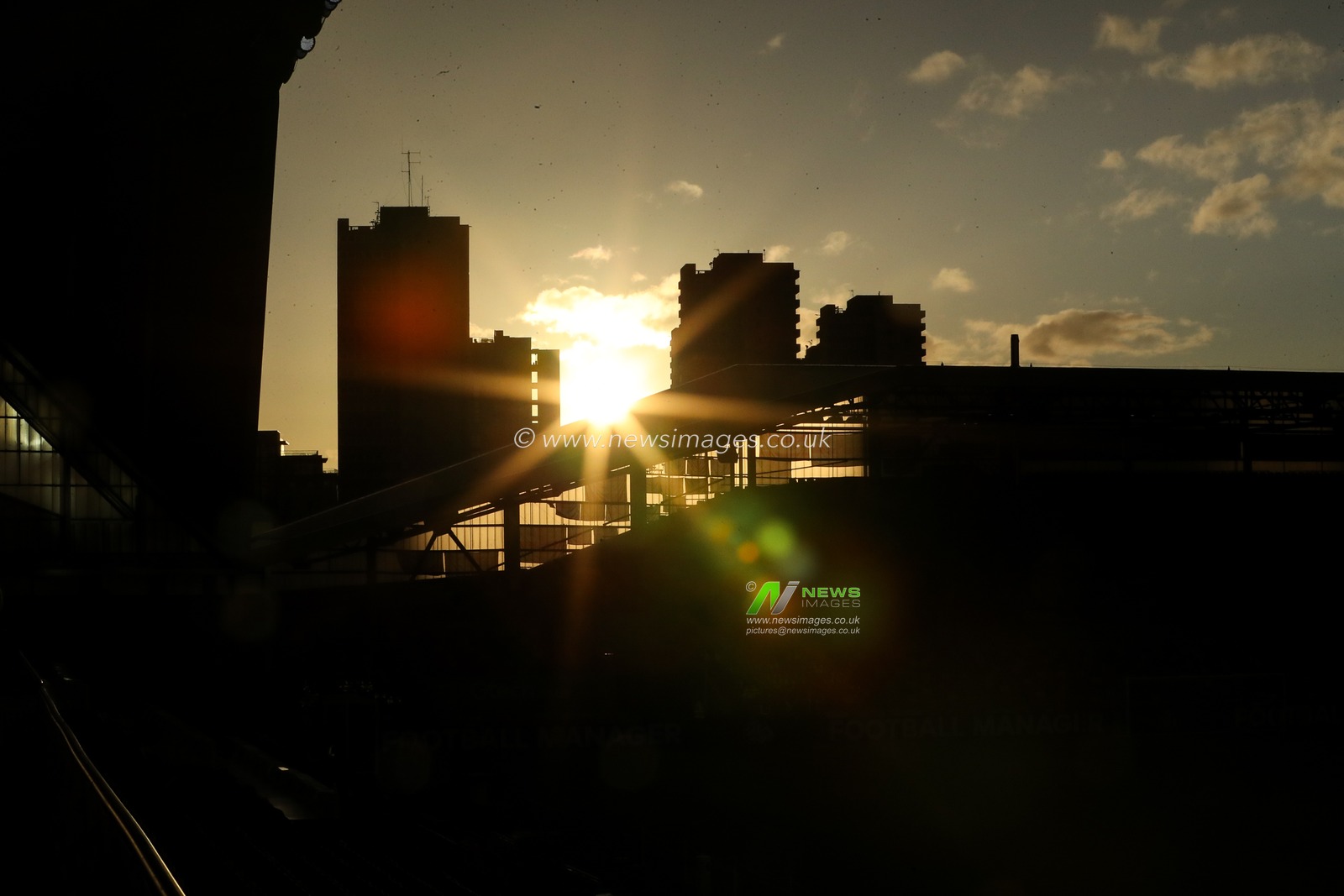 The sun sets over The Gtech Community Stadium prior to the Premier League match Brentford vs Everton at The Gtech Community Stadium, London, United Kingdom, 26th February 2025

(Photo by Izzy Poles/News Images)